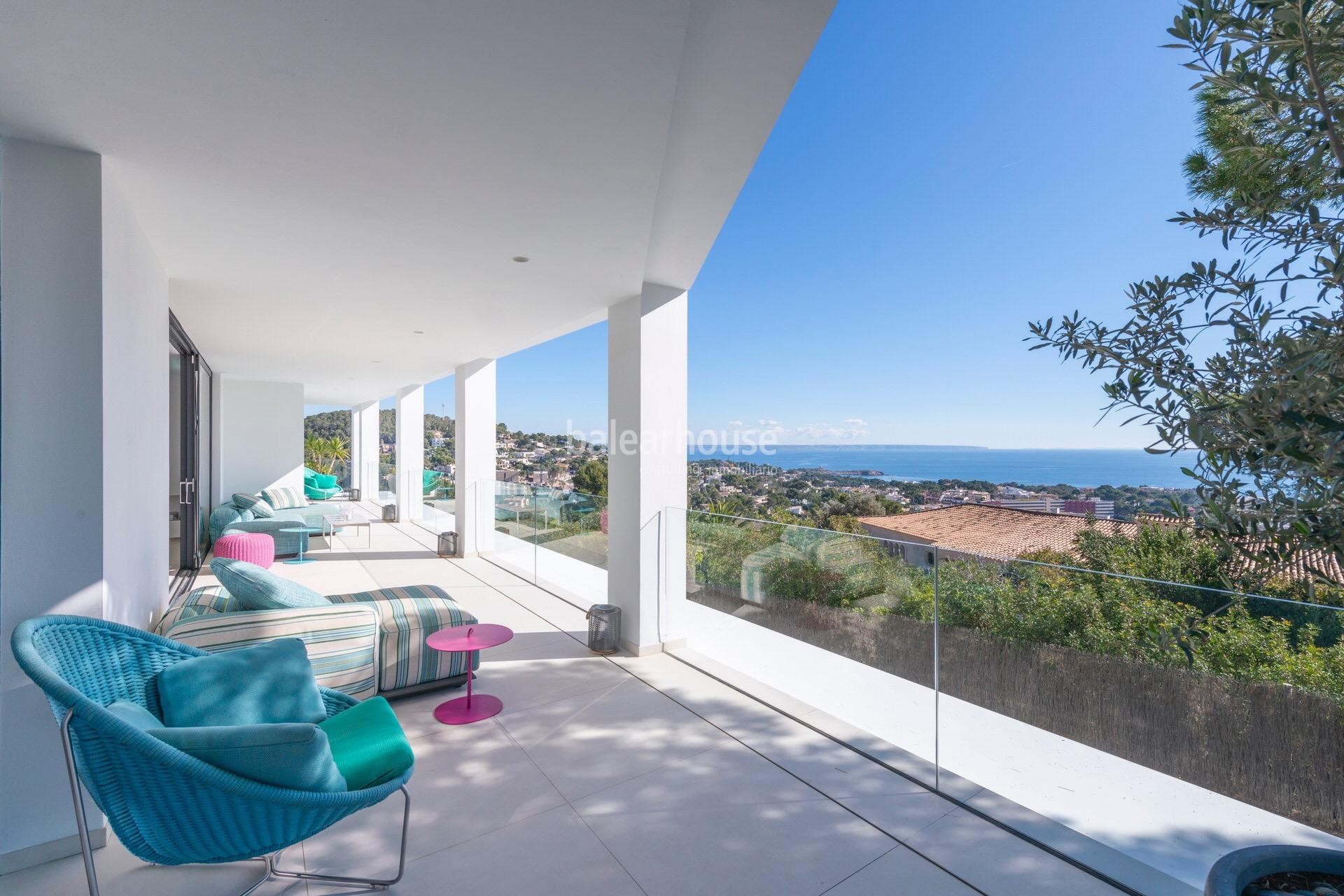 Villa de vanguardia con deslumbrantes vistas al mar situada en lo alto de Portals