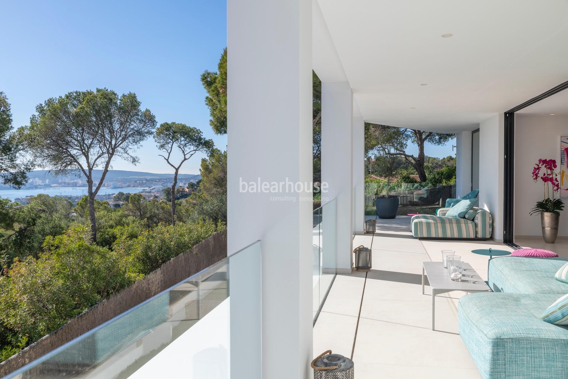 Villa de vanguardia con deslumbrantes vistas al mar situada en lo alto de Portals