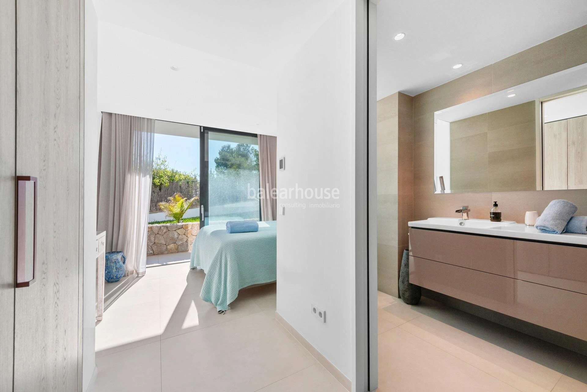 Avant-garde villa with dazzling sea views located at the top of Portals