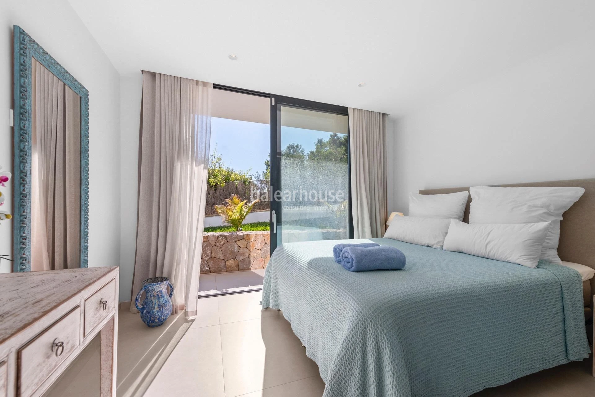 Avant-garde villa with dazzling sea views located at the top of Portals