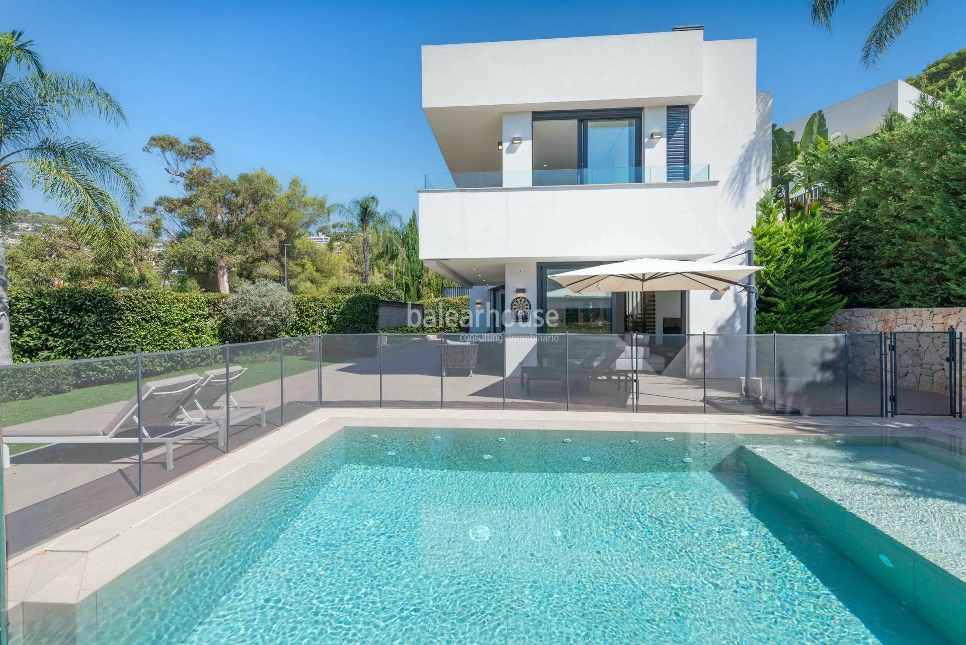 Designer villa in the golf of Son Vida with large terraces, swimming pool and garden