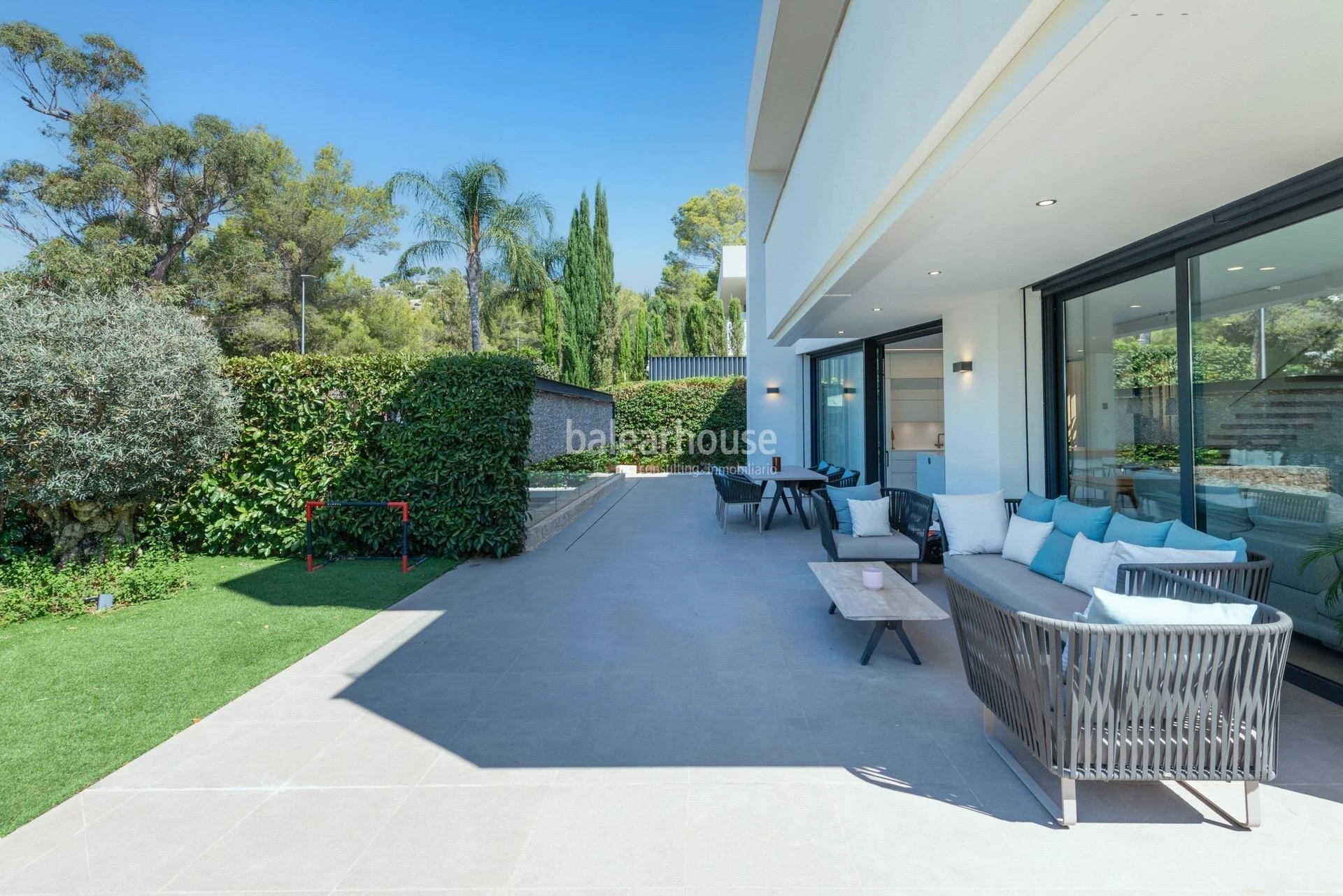 Designer villa in the golf of Son Vida with large terraces, swimming pool and garden