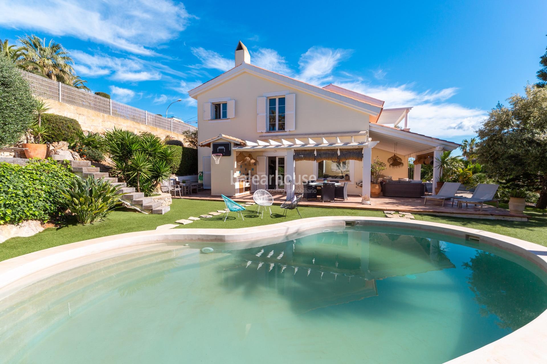 Amplia villa mediterránea abierta a terrazas y grandes jardines con piscina en Santa Ponsa