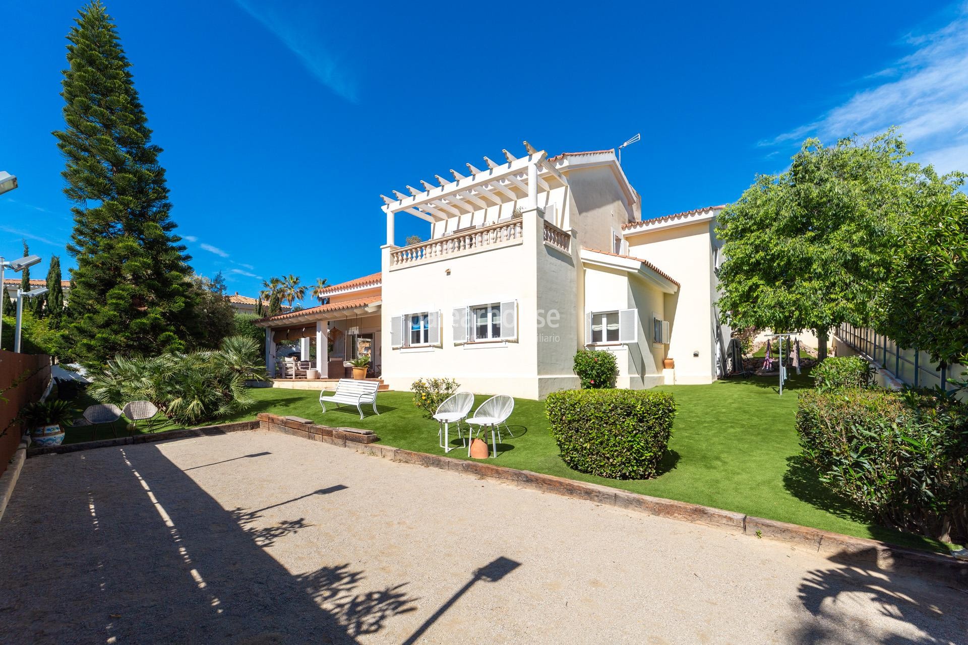 Geräumige mediterrane Villa in Santa Ponsa mit Terrassen und großen Gärten mit Pool