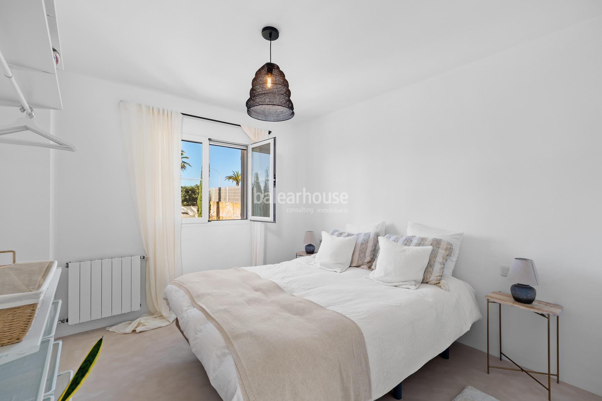 Geräumige mediterrane Villa in Santa Ponsa mit Terrassen und großen Gärten mit Pool