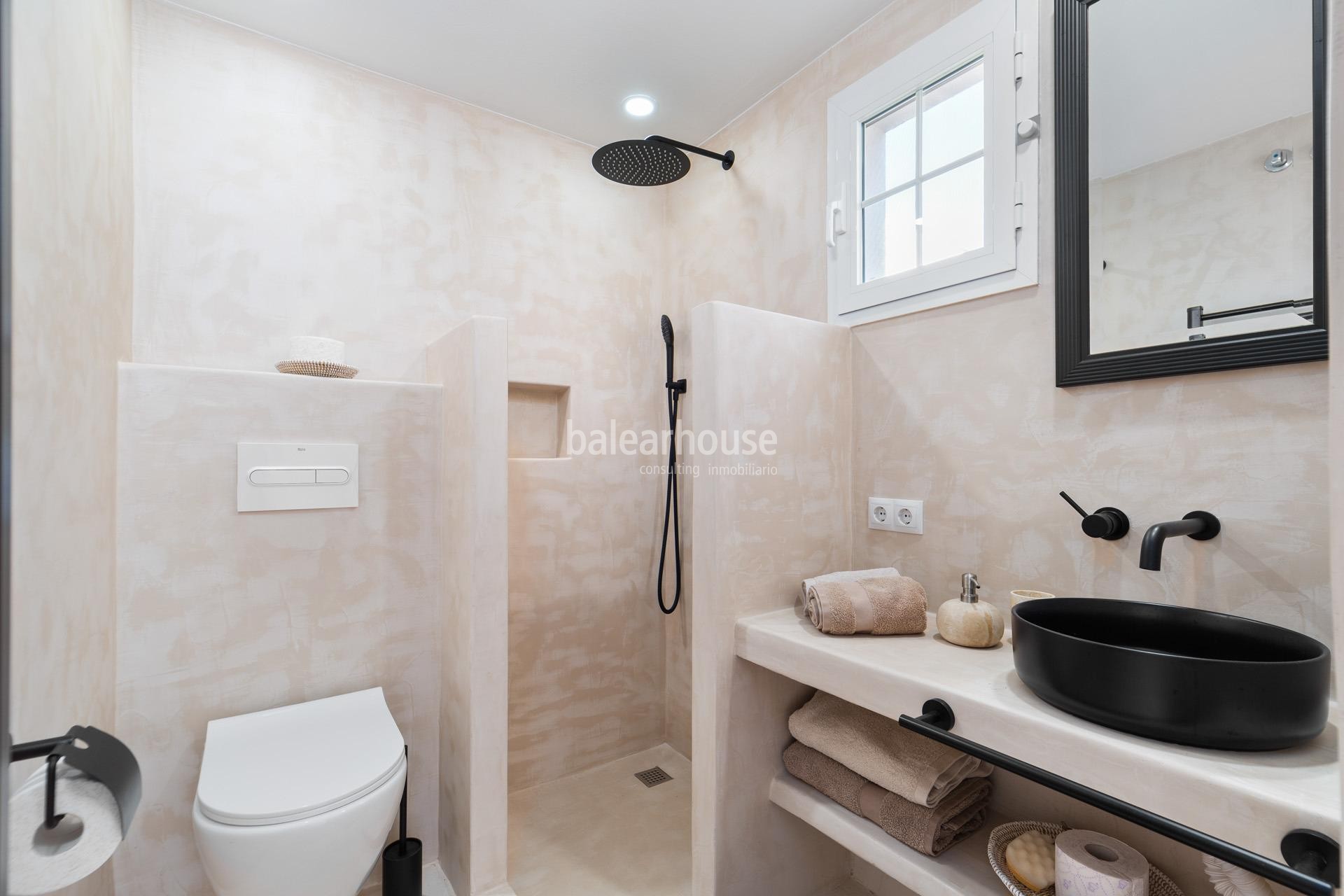 Geräumige mediterrane Villa in Santa Ponsa mit Terrassen und großen Gärten mit Pool