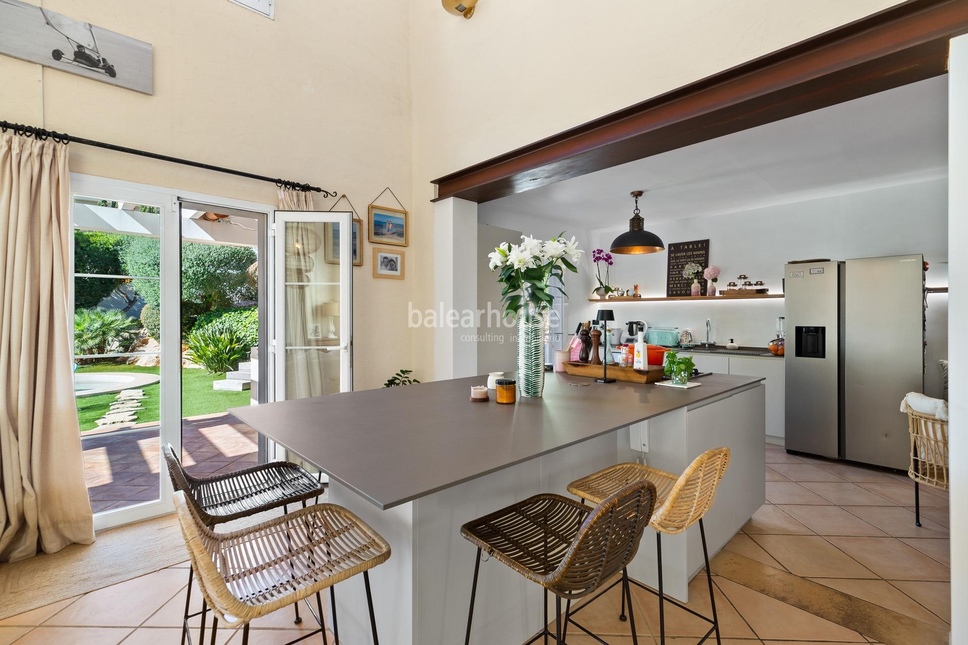 Geräumige mediterrane Villa in Santa Ponsa mit Terrassen und großen Gärten mit Pool