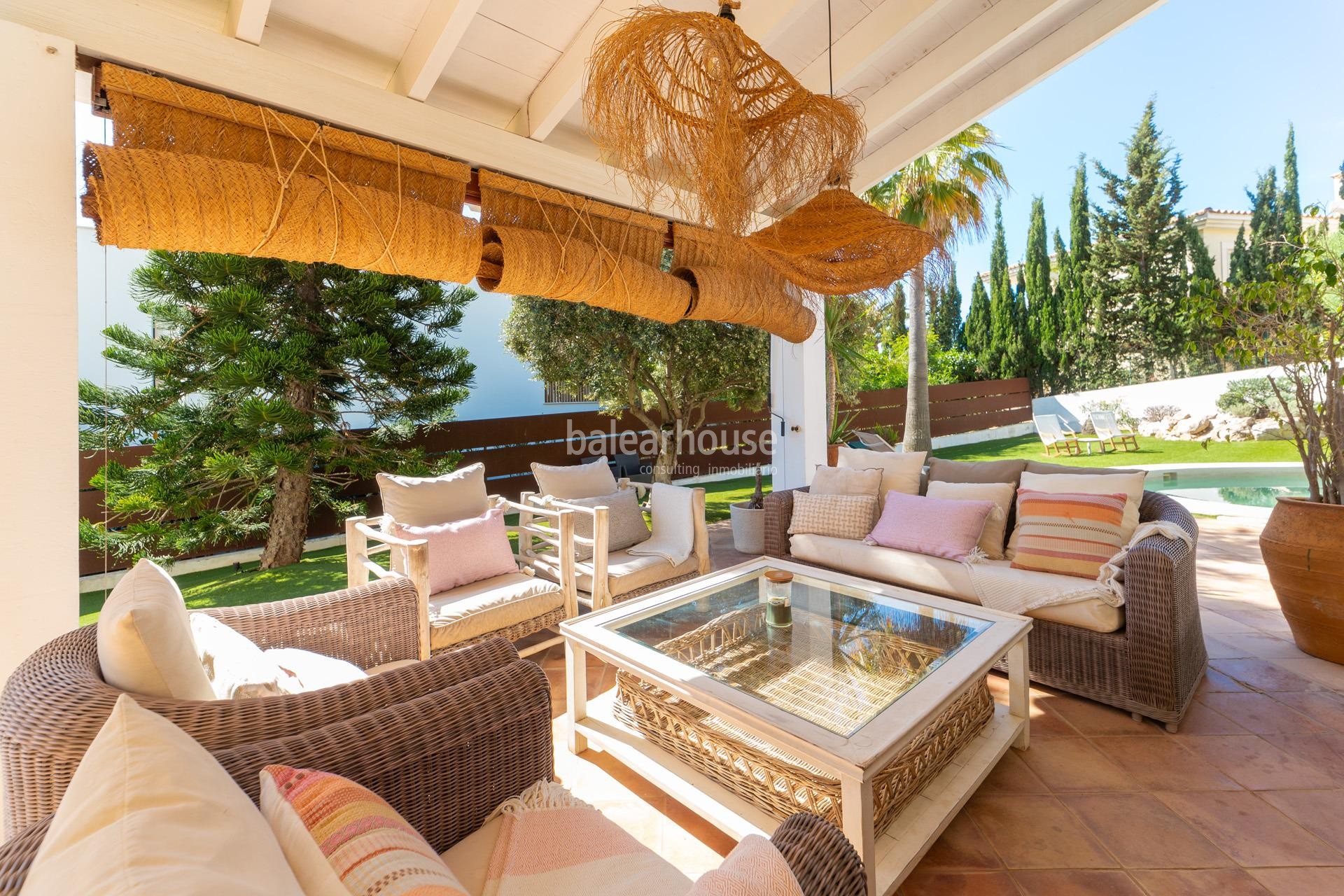 Geräumige mediterrane Villa in Santa Ponsa mit Terrassen und großen Gärten mit Pool