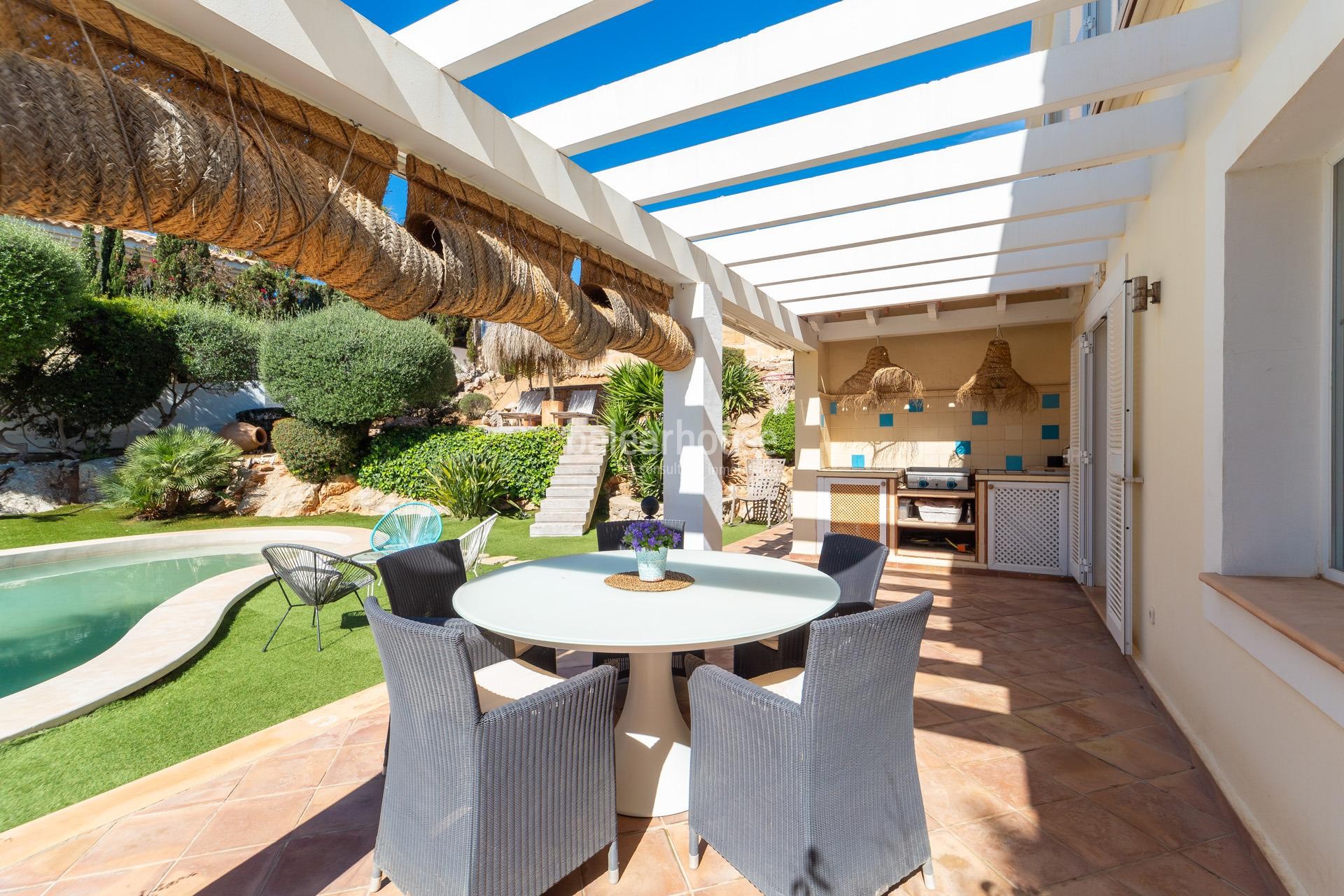 Geräumige mediterrane Villa in Santa Ponsa mit Terrassen und großen Gärten mit Pool