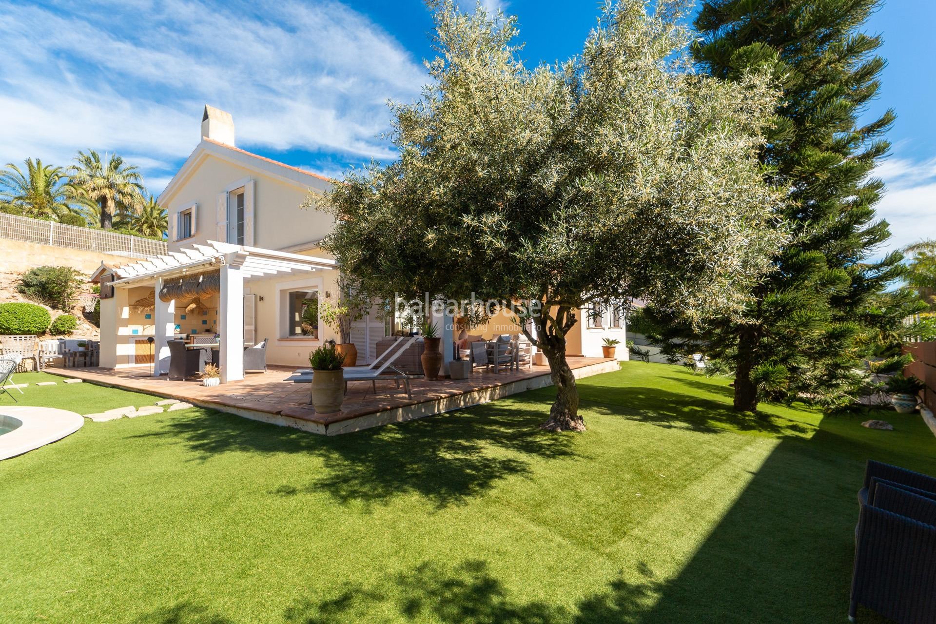 Geräumige mediterrane Villa in Santa Ponsa mit Terrassen und großen Gärten mit Pool