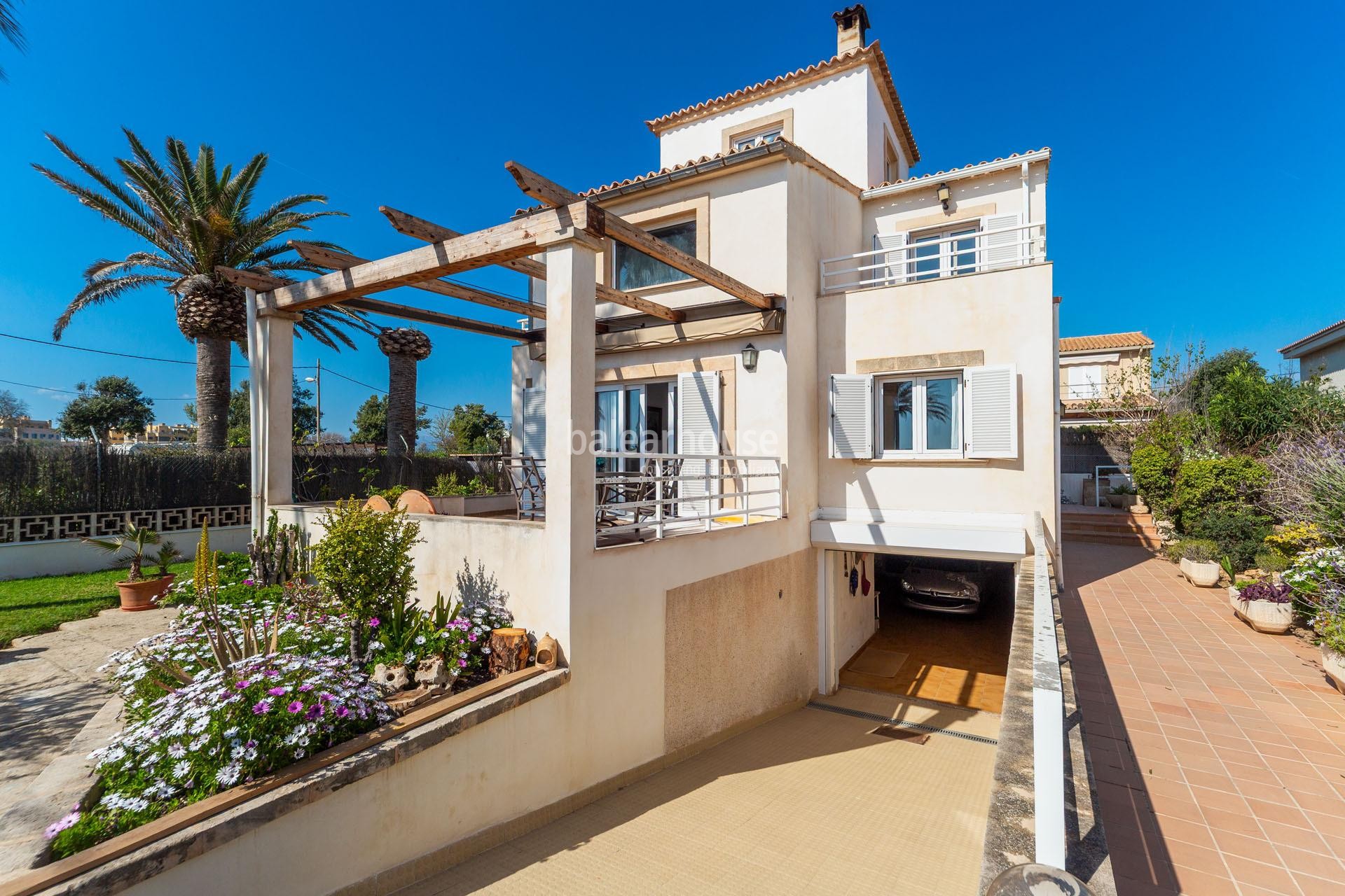 Mediterrane Villa mit Terrassen, herrlichem Meerblick und Zugang zum Strand in erster Linie.
