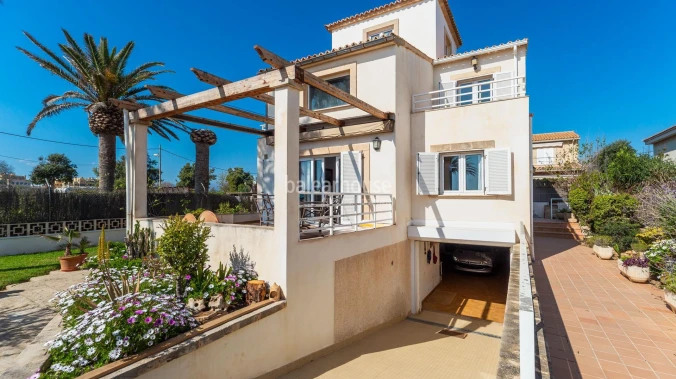 Mediterrane Villa mit Terrassen, herrlichem Meerblick und Zugang zum Strand in erster Linie.