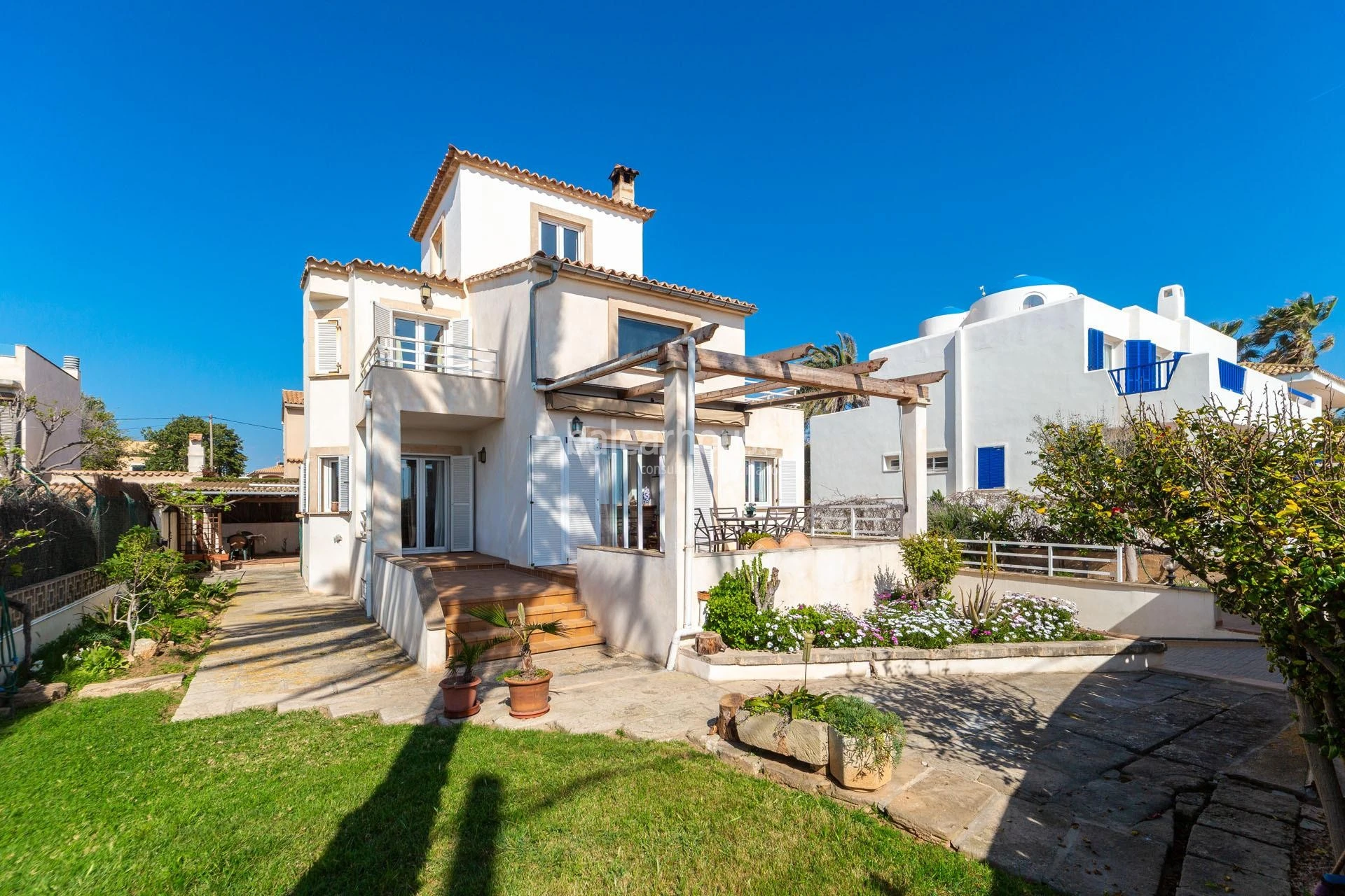 Mediterranean villa with terraces, magnificent sea views and first line access to the beach.