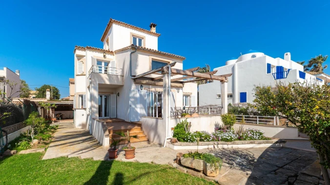 Mediterrane Villa mit Terrassen, herrlichem Meerblick und Zugang zum Strand in erster Linie.