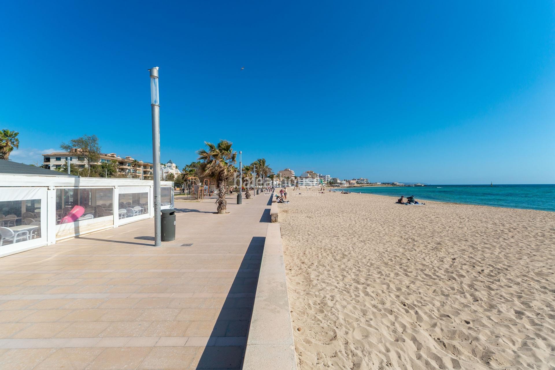 Villa mediterránea con terrazas, magníficas vistas al mar y acceso de primera línea a la playa