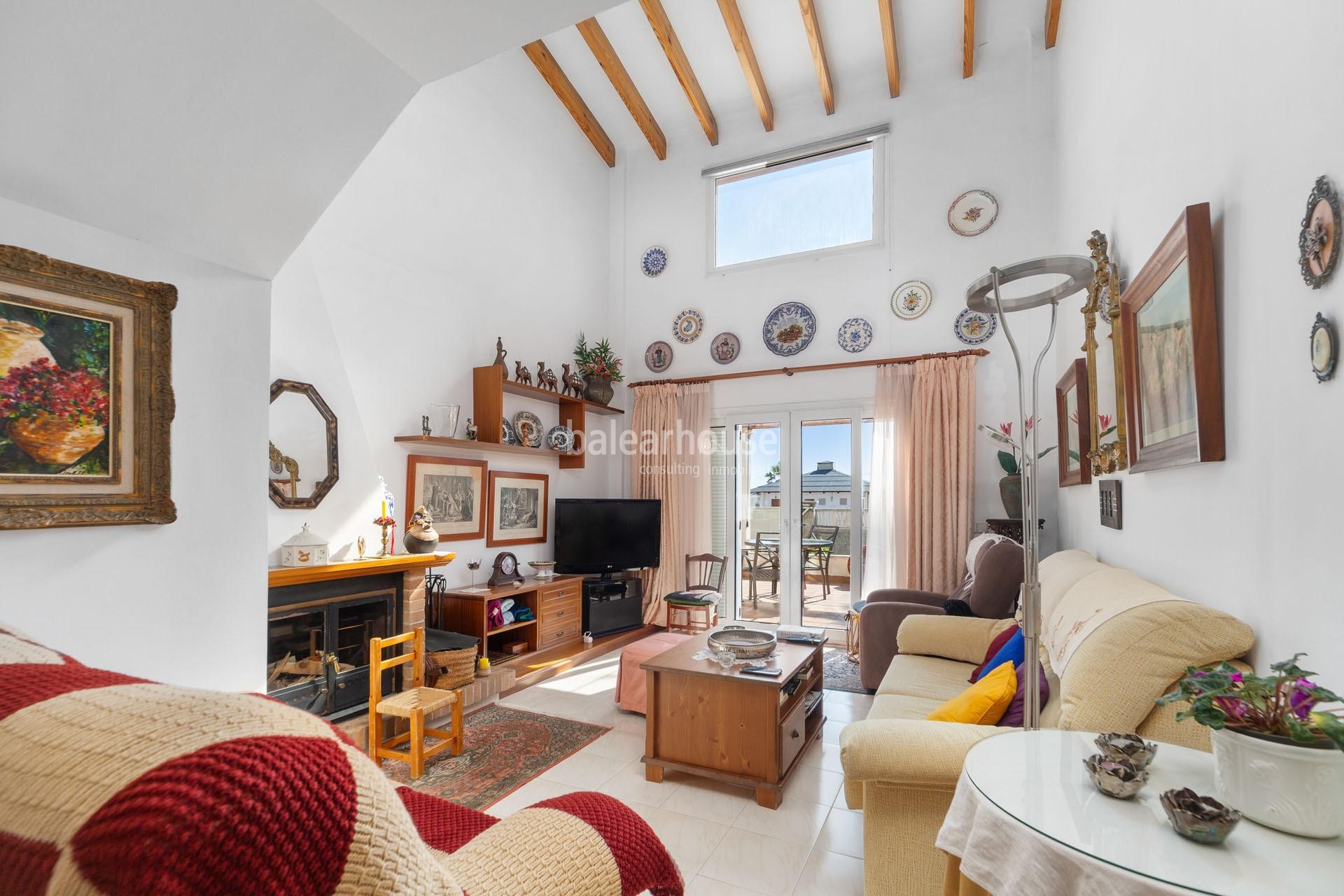 Villa mediterránea con terrazas, magníficas vistas al mar y acceso de primera línea a la playa