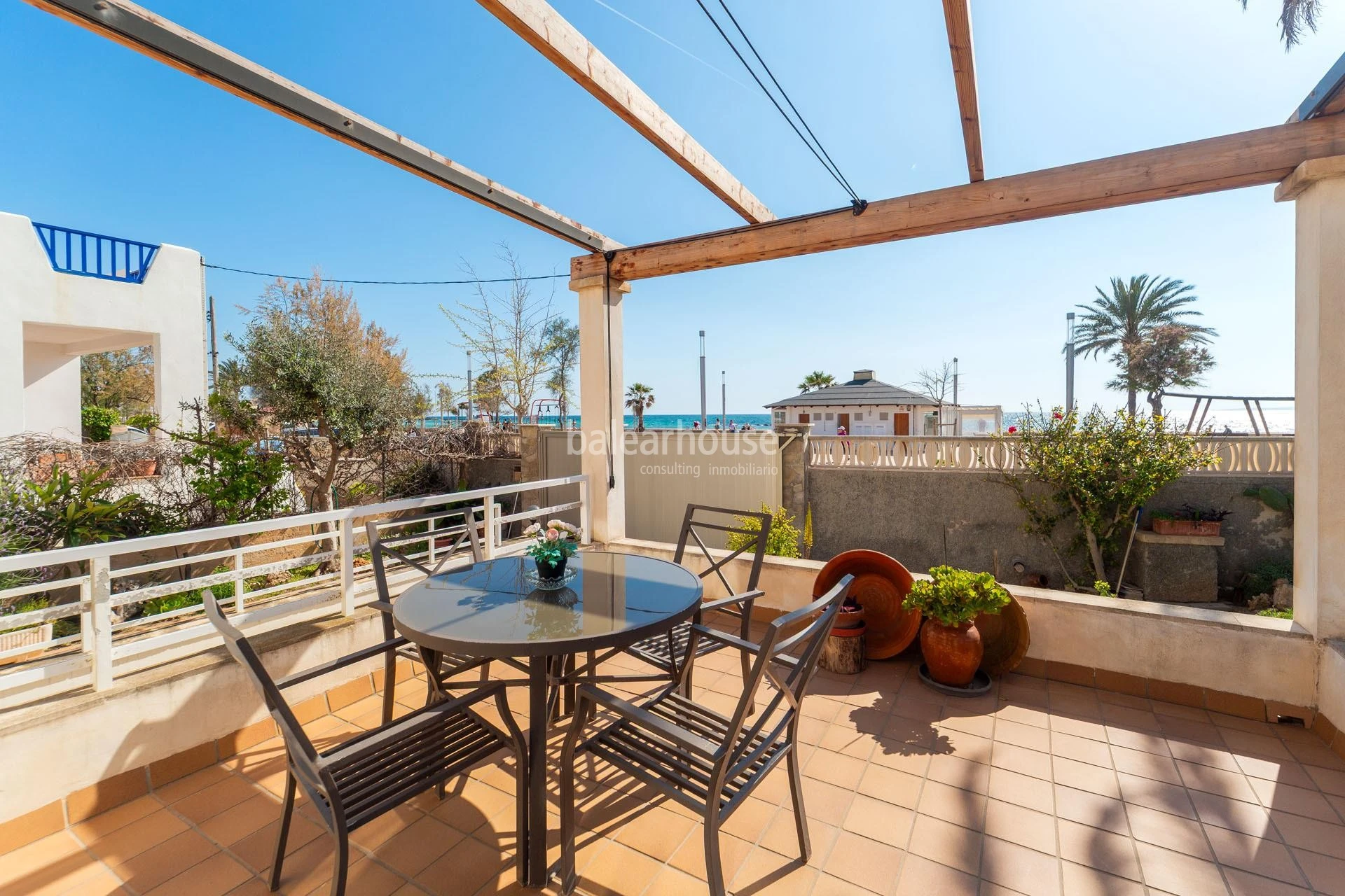 Villa mediterránea con terrazas, magníficas vistas al mar y acceso de primera línea a la playa