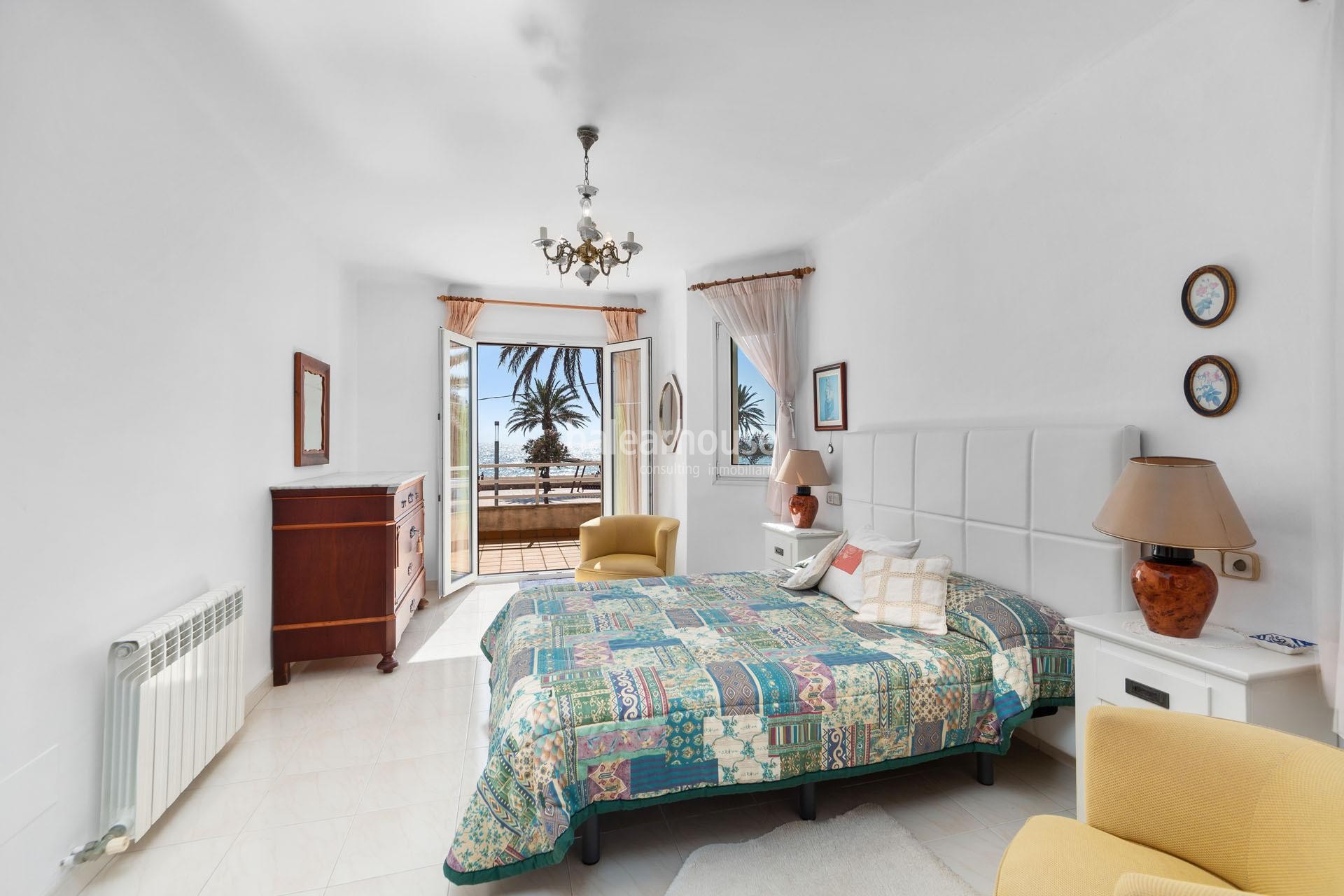 Villa mediterránea con terrazas, magníficas vistas al mar y acceso de primera línea a la playa
