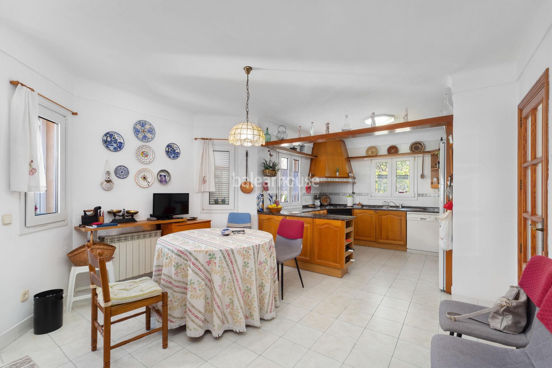Villa mediterránea con terrazas, magníficas vistas al mar y acceso de primera línea a la playa