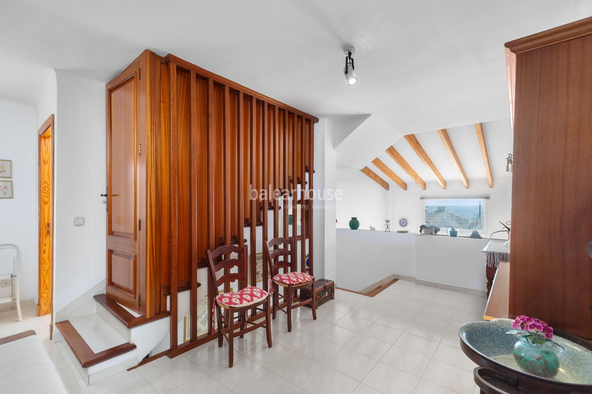 Villa mediterránea con terrazas, magníficas vistas al mar y acceso de primera línea a la playa