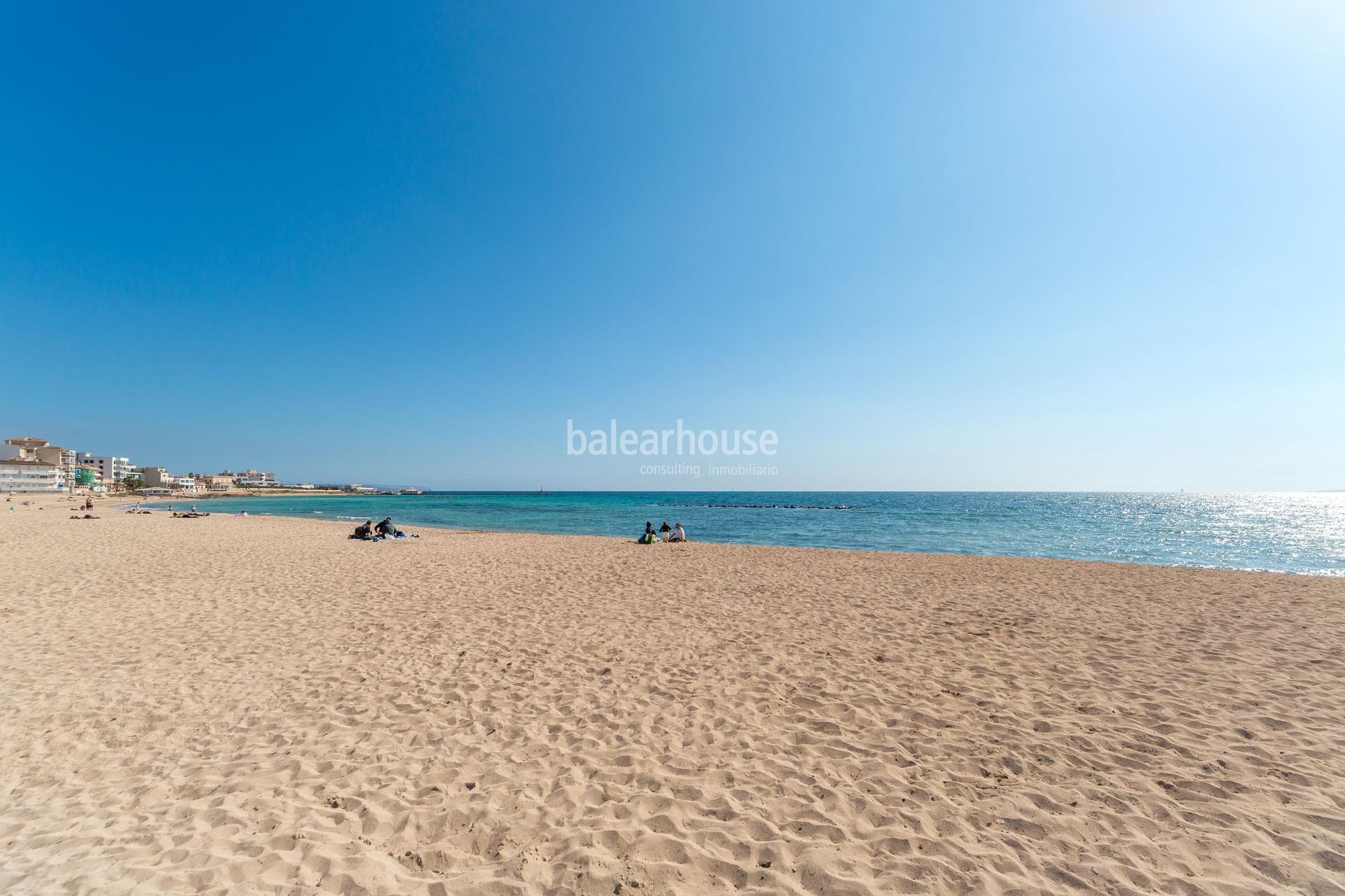 Villa mediterránea con terrazas, magníficas vistas al mar y acceso de primera línea a la playa