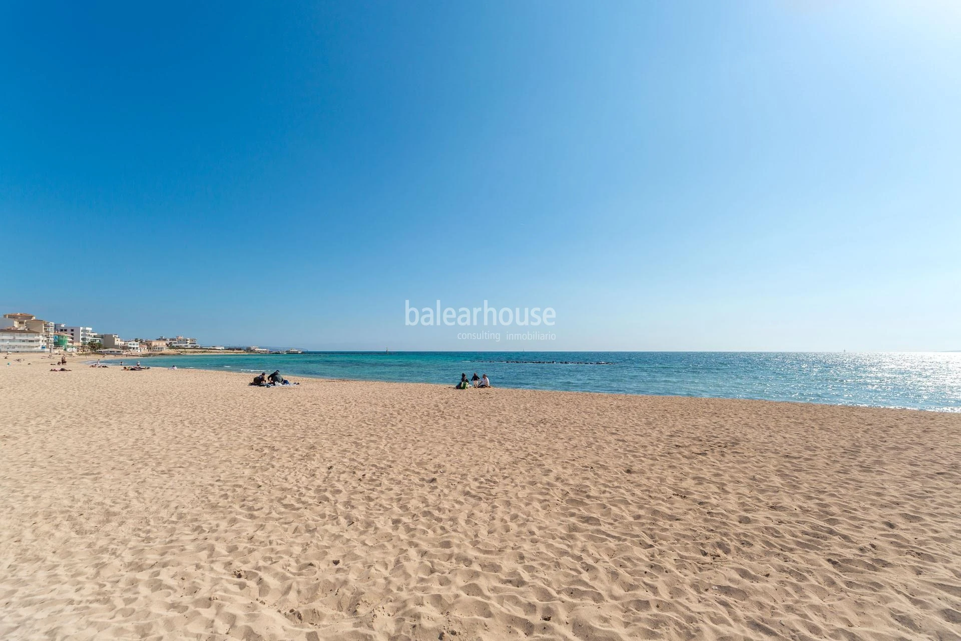 Villa mediterránea con terrazas, magníficas vistas al mar y acceso de primera línea a la playa