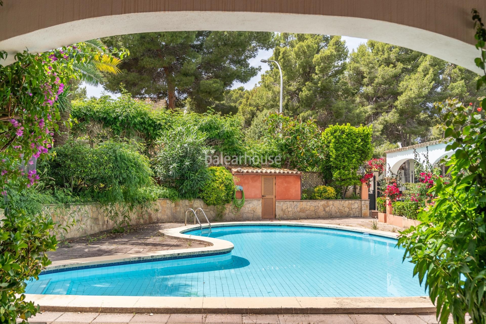 Cuidada villa mediterránea con grandes terrazas y piscina cerca de la playa en Santa Ponsa