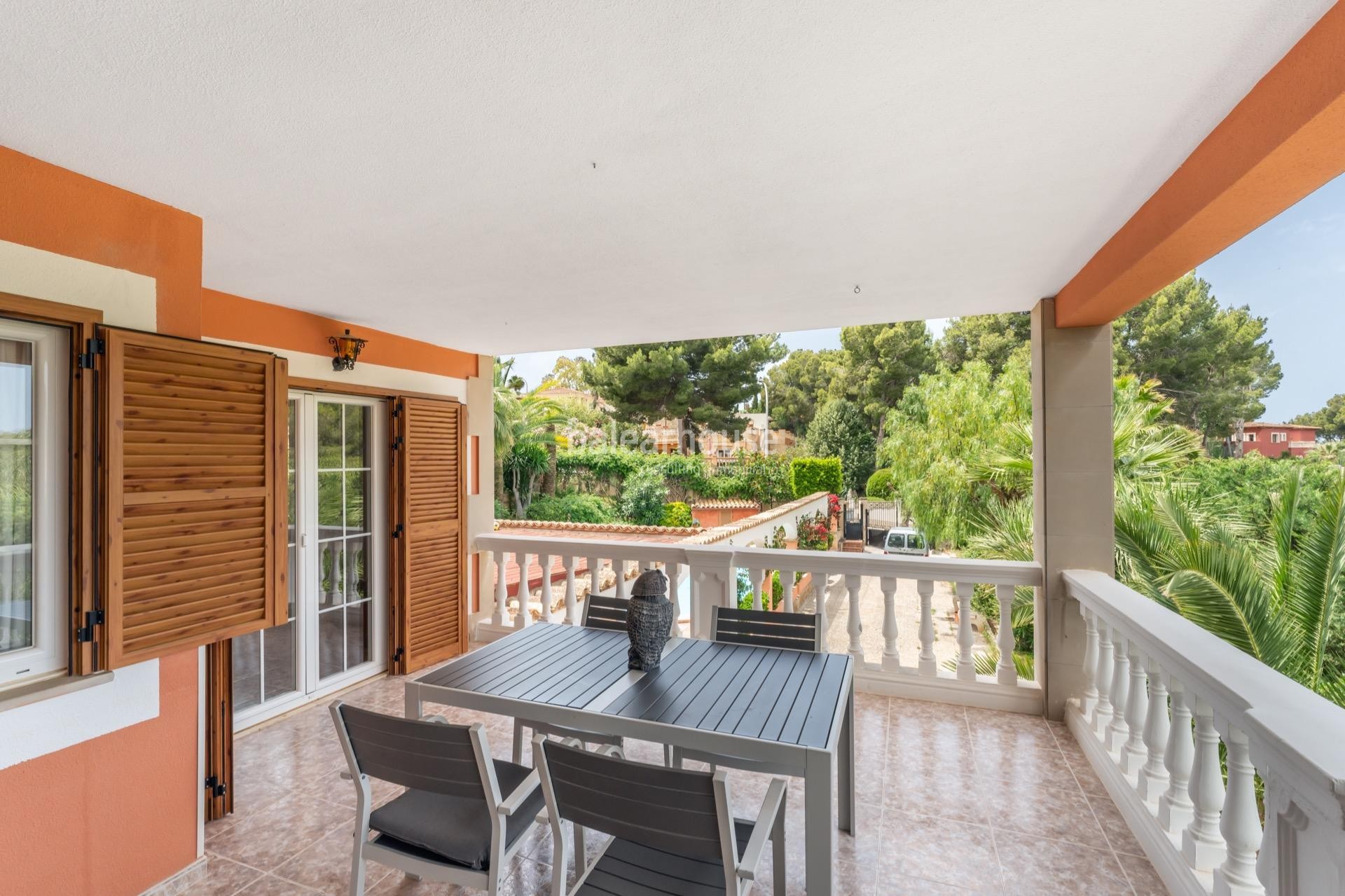 Cuidada villa mediterránea con grandes terrazas y piscina cerca de la playa en Santa Ponsa