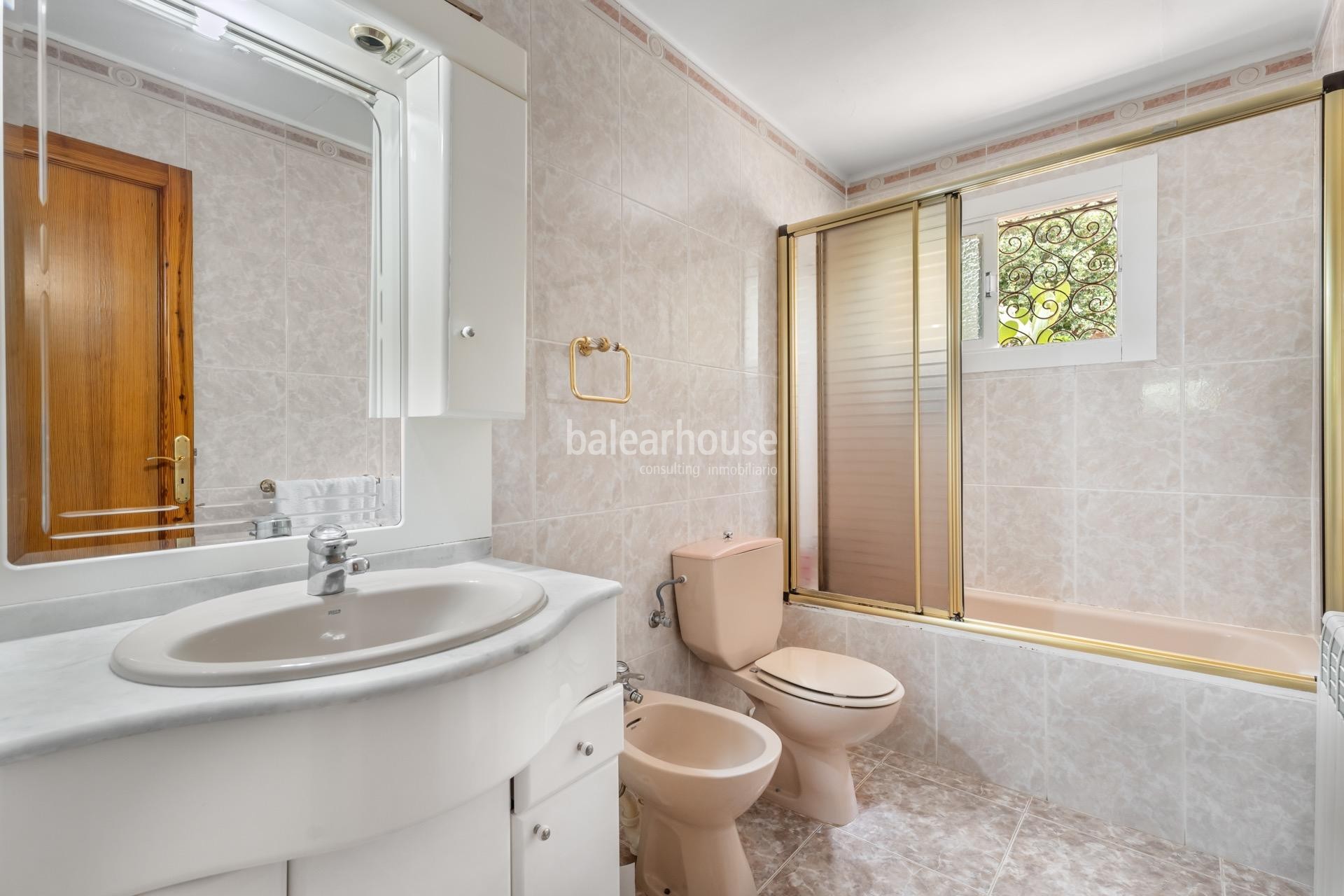 Cuidada villa mediterránea con grandes terrazas y piscina cerca de la playa en Santa Ponsa