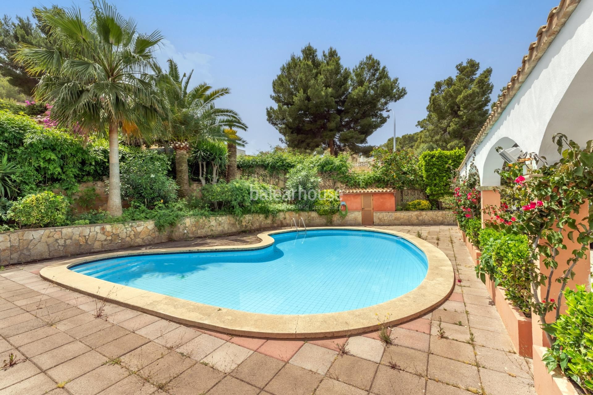 Cuidada villa mediterránea con grandes terrazas y piscina cerca de la playa en Santa Ponsa