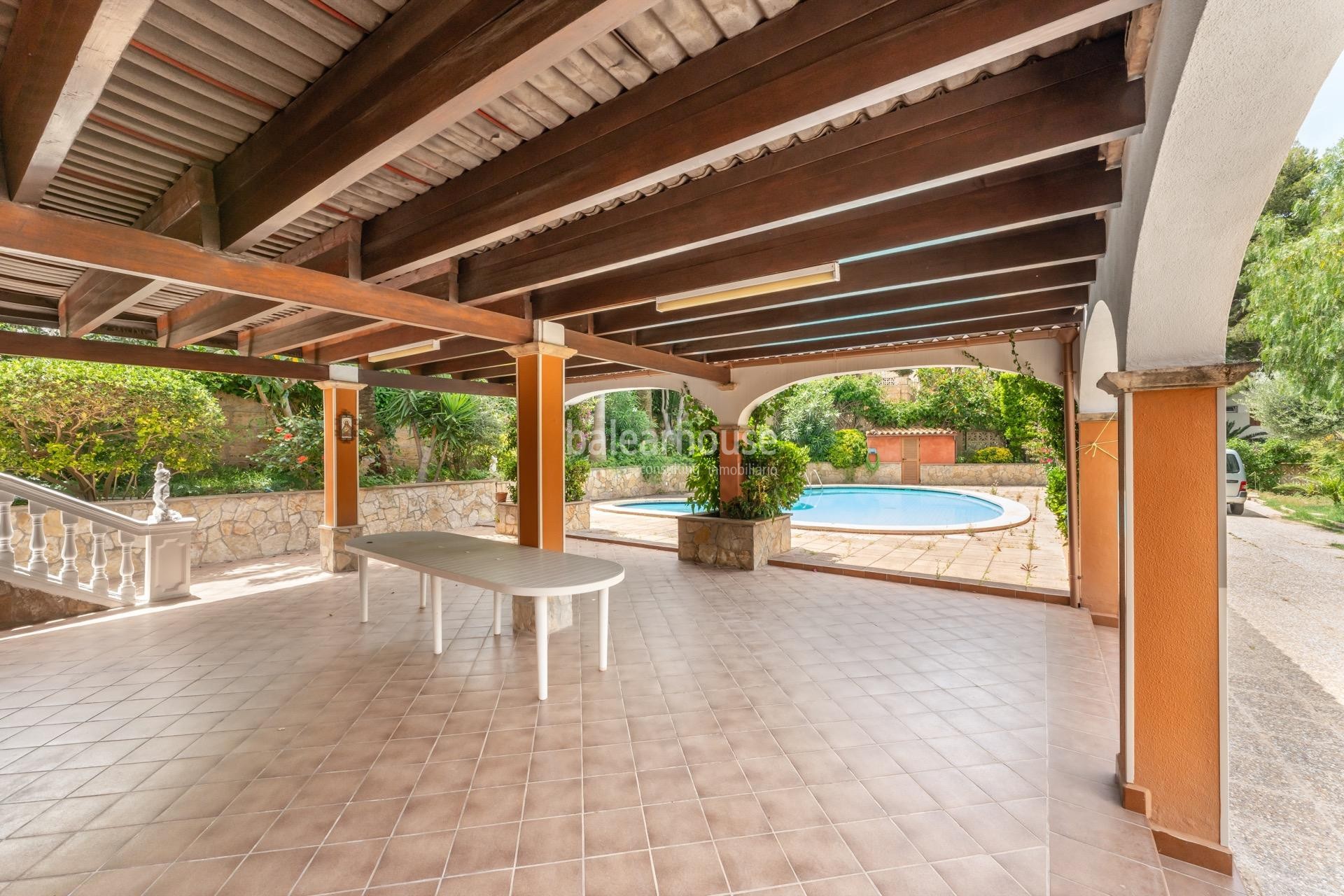 Cuidada villa mediterránea con grandes terrazas y piscina cerca de la playa en Santa Ponsa