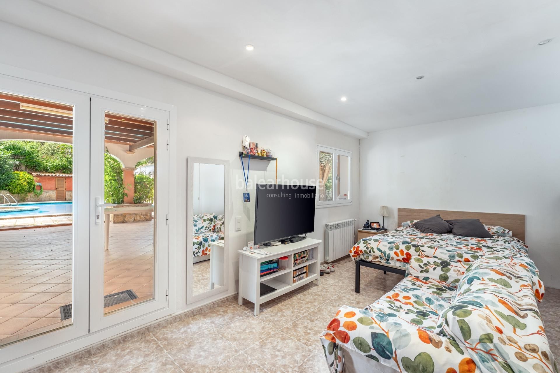 Cuidada villa mediterránea con grandes terrazas y piscina cerca de la playa en Santa Ponsa