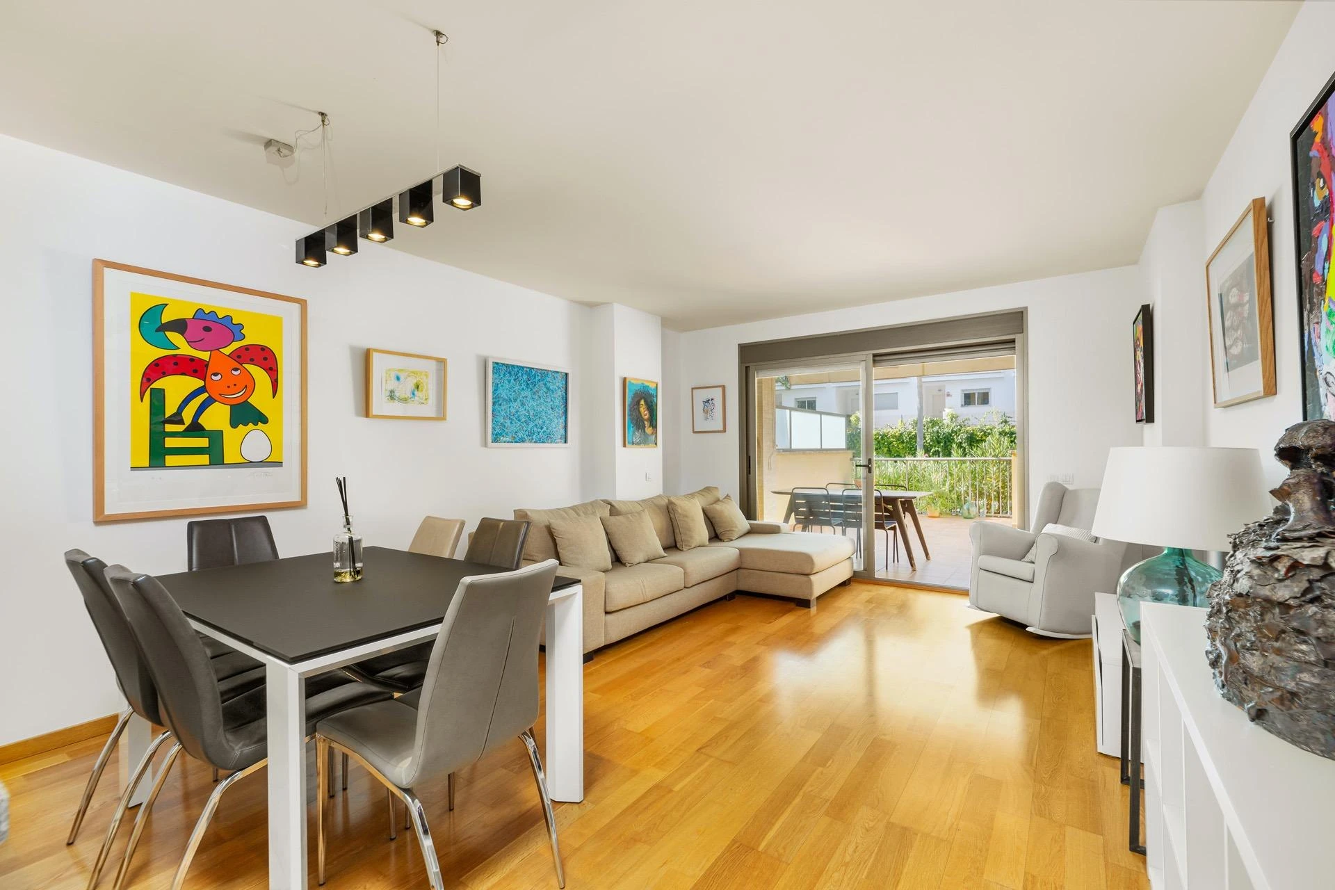Komfortable Erdgeschosswohnung mit Terrassen, Pool und Gärten in einer Anlage im Schulviertel von Pa