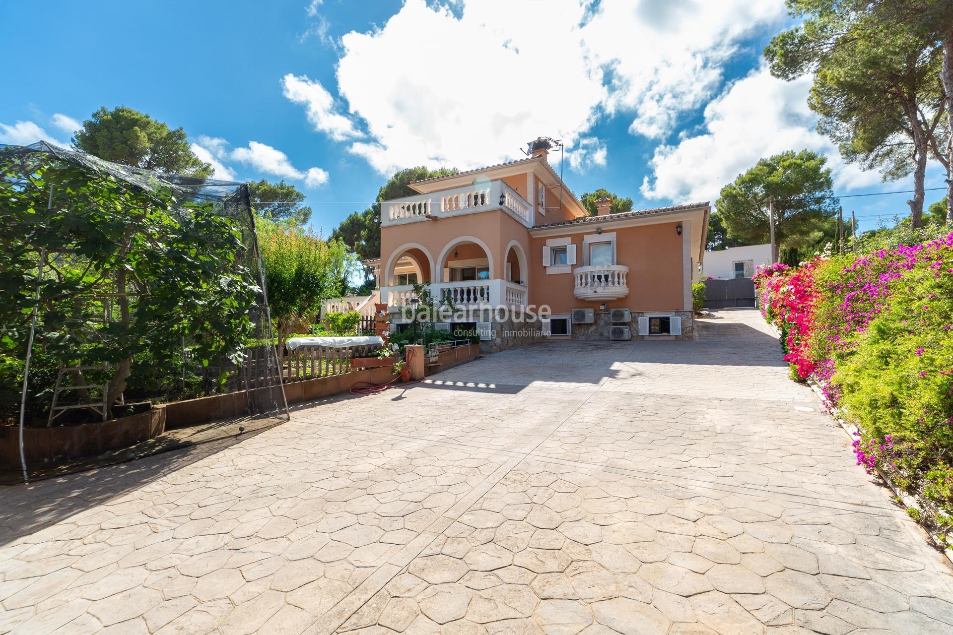 Bonito chalet con gran área de jardín, piscina y vistas despejadas a la montaña en Santa Ponsa