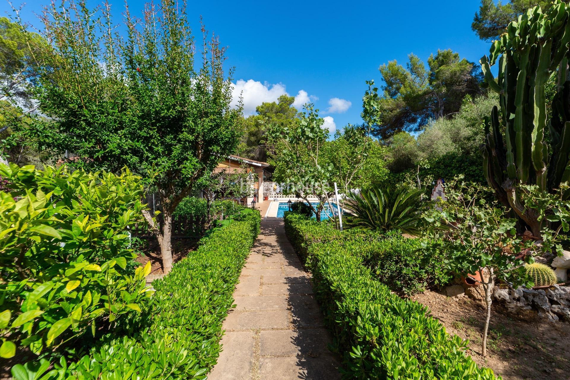 Schöne Villa mit großem Gartenbereich, Pool und unverbaubarem Bergblick in Santa Ponsa