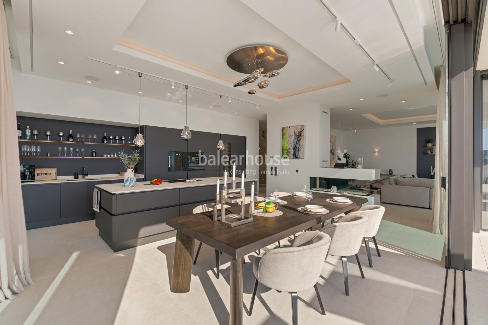 Exklusive Neubauvilla in Cala Llamp mit atemberaubenden Meeresblicken