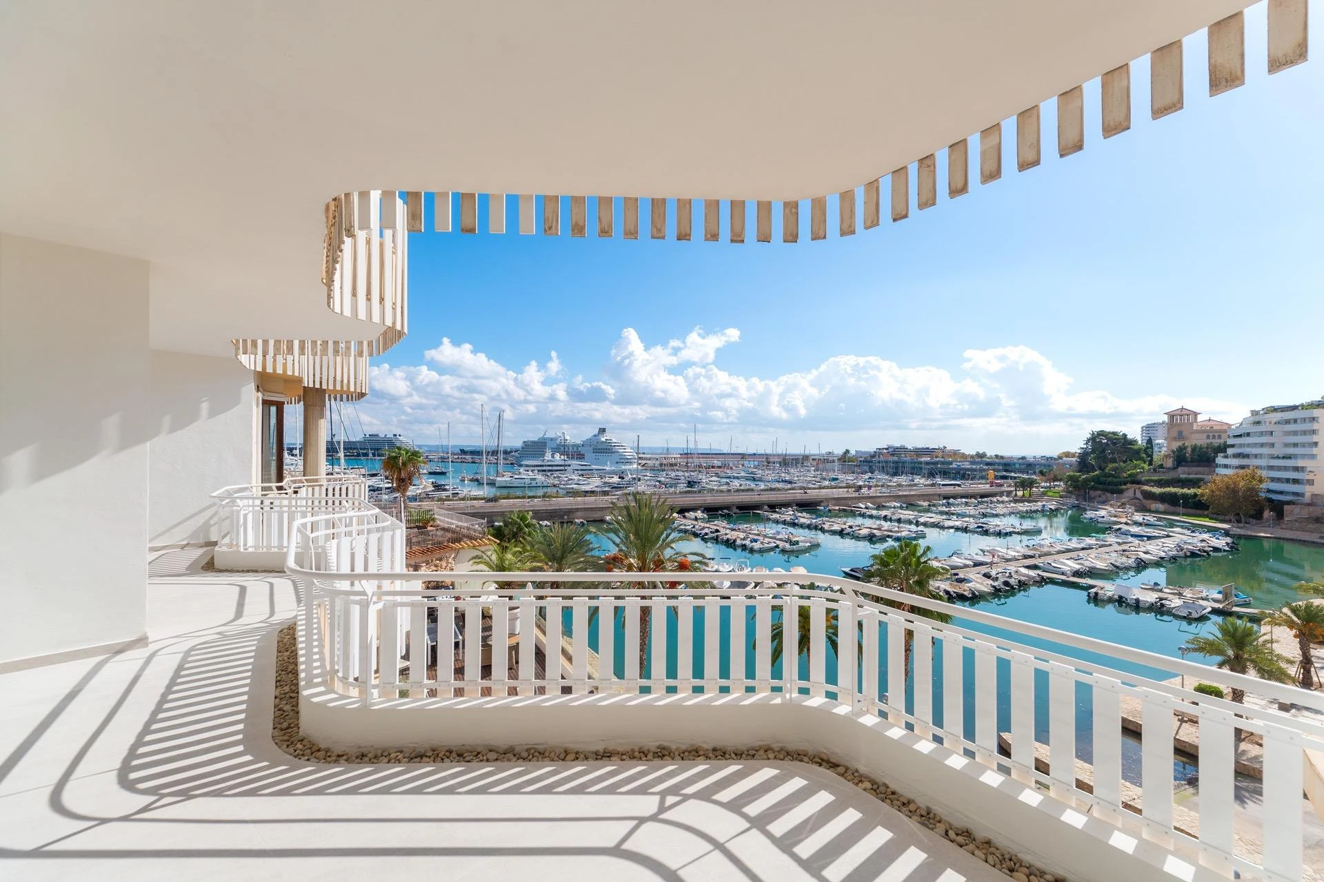 Fabulosas vistas al puerto y al mar desde este exclusivo piso reformado frente al Paseo Marítimo