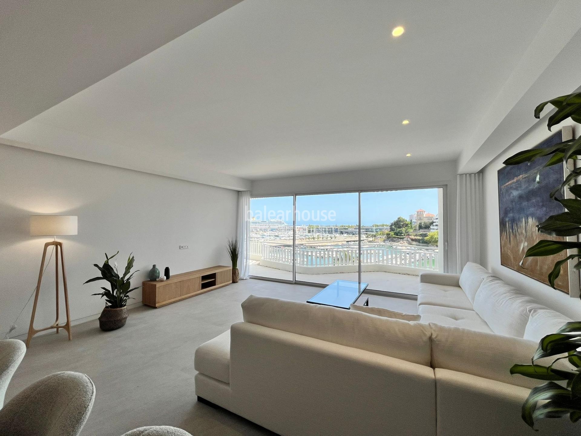 Fabelhafter Meerblick von dieser exklusiven renovierten Wohnung vor der Promenade