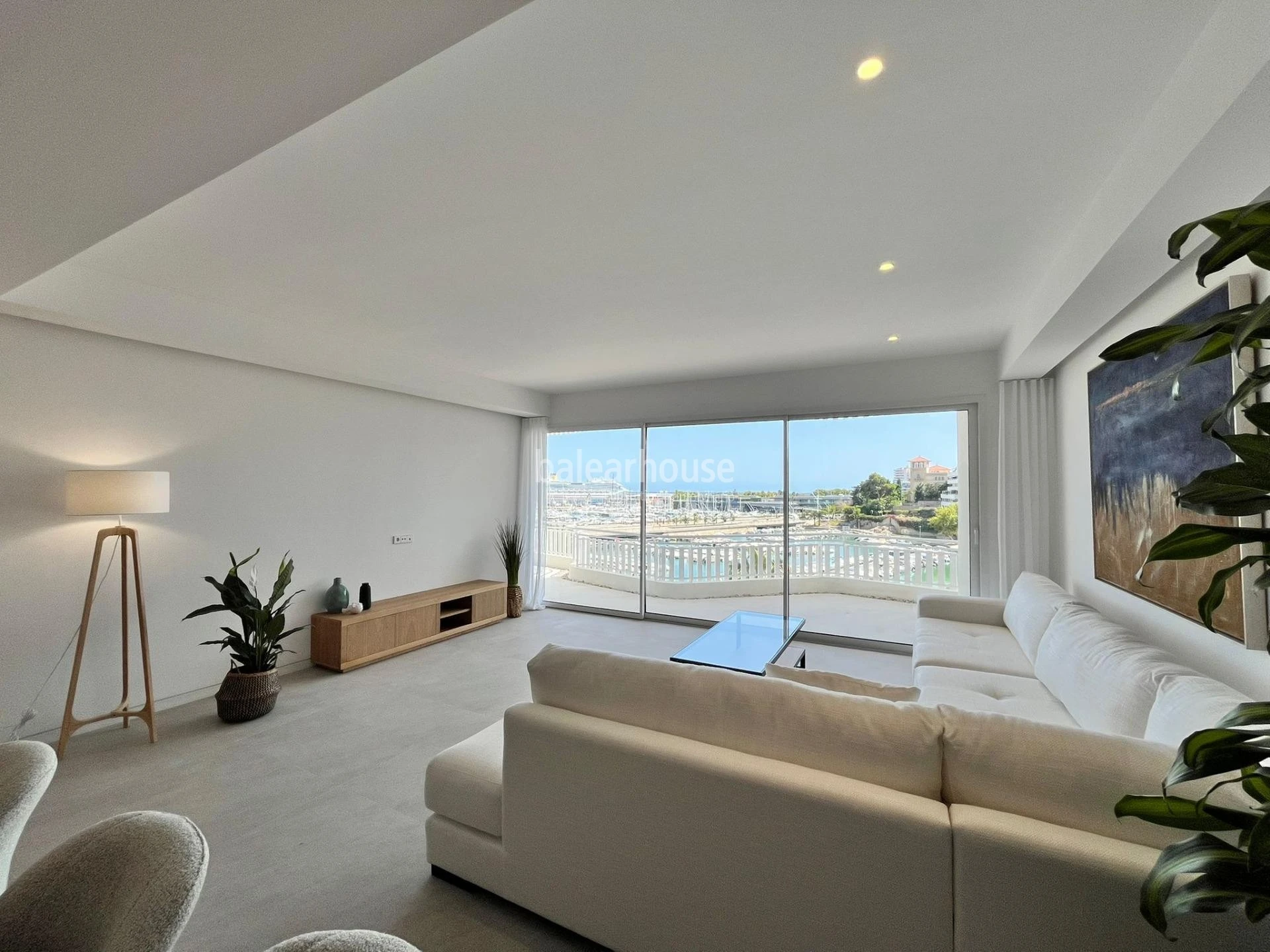 Fabulosas vistas al puerto y al mar desde este exclusivo piso reformado frente al Paseo Marítimo