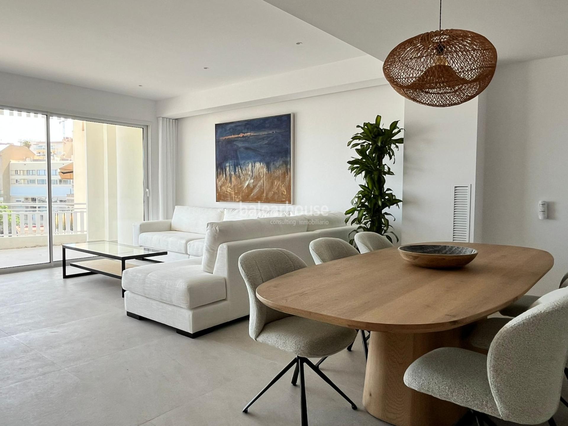 Fabulosas vistas al puerto y al mar desde este exclusivo piso reformado frente al Paseo Marítimo