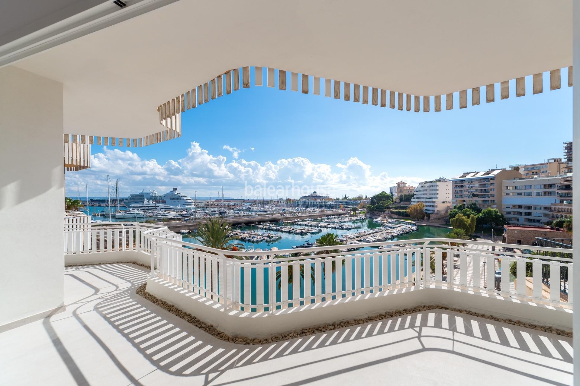 Fabulosas vistas al puerto y al mar desde este exclusivo piso reformado frente al Paseo Marítimo