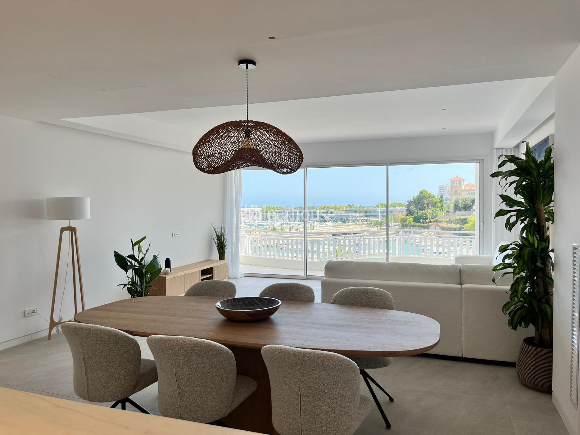 Fabulosas vistas al puerto y al mar desde este exclusivo piso reformado frente al Paseo Marítimo