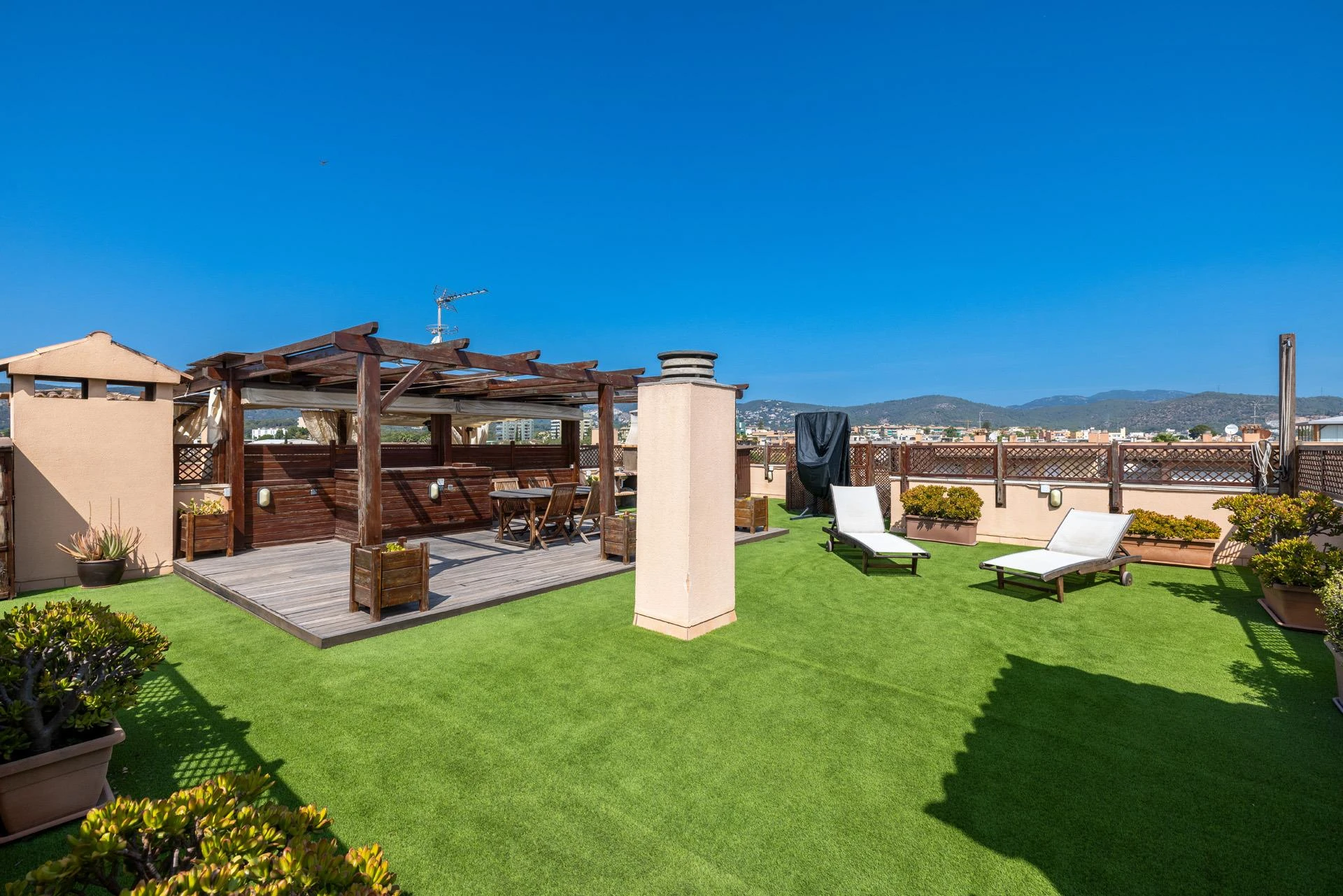 Geräumiges Penthouse mit großer Dachterrasse, Blick auf Palma und Gemeinschaftspool im Schulviertel.