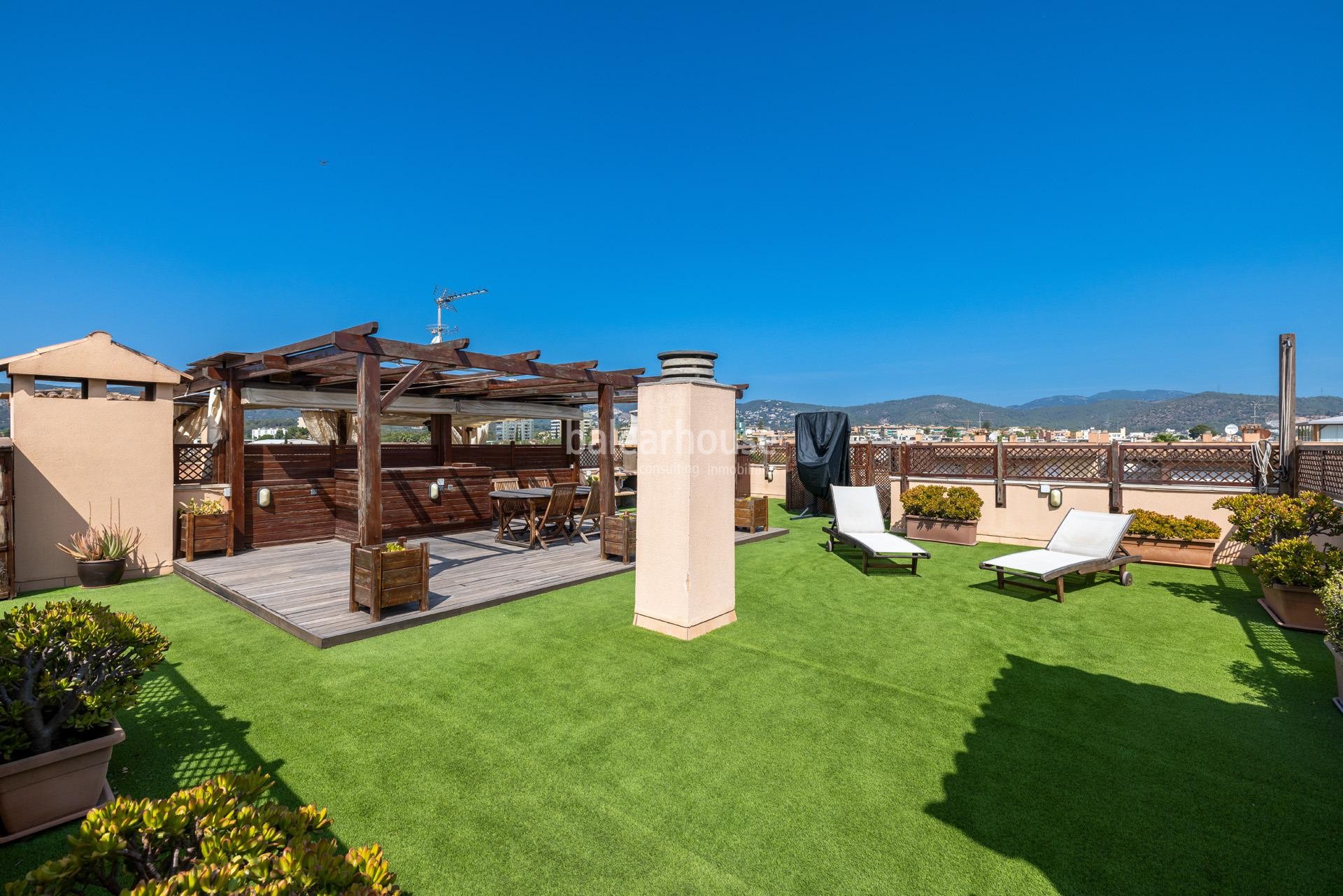 Amplio ático con gran terraza en la azotea y vistas a Palma en zona Colegios.