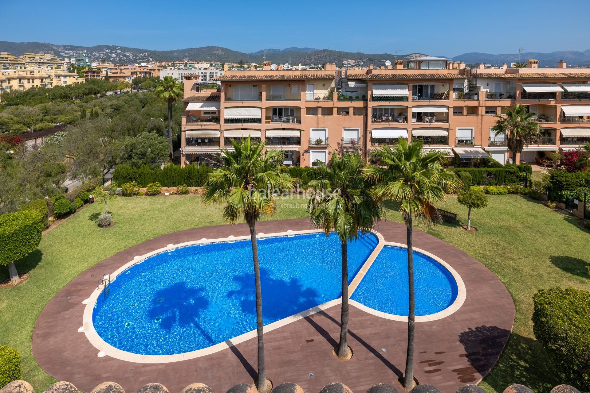 Amplio ático con gran terraza en la azotea y vistas a Palma en zona Colegios.