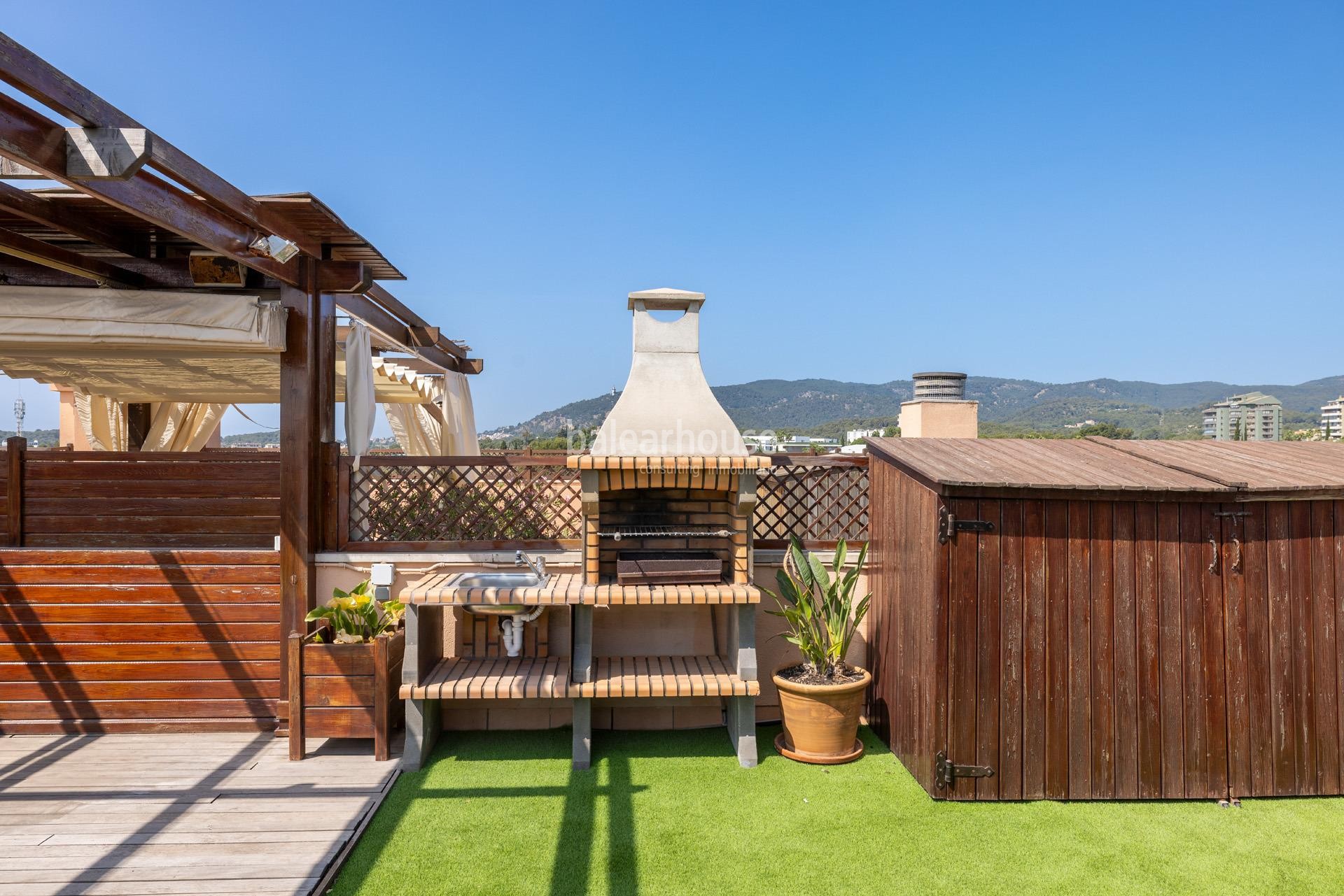 Amplio ático con gran terraza en la azotea y vistas a Palma en zona Colegios.