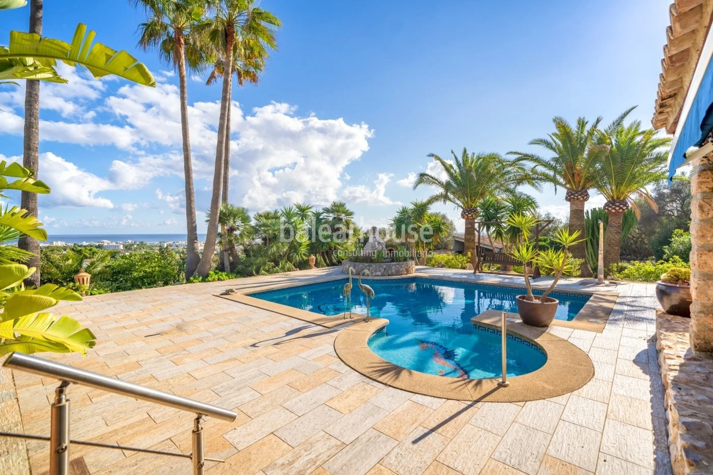 EXCLUSIVA. Preciosa finca en Son Servera con vistas al mar rodeada de terrazas, jardín, piscina y gran terreno