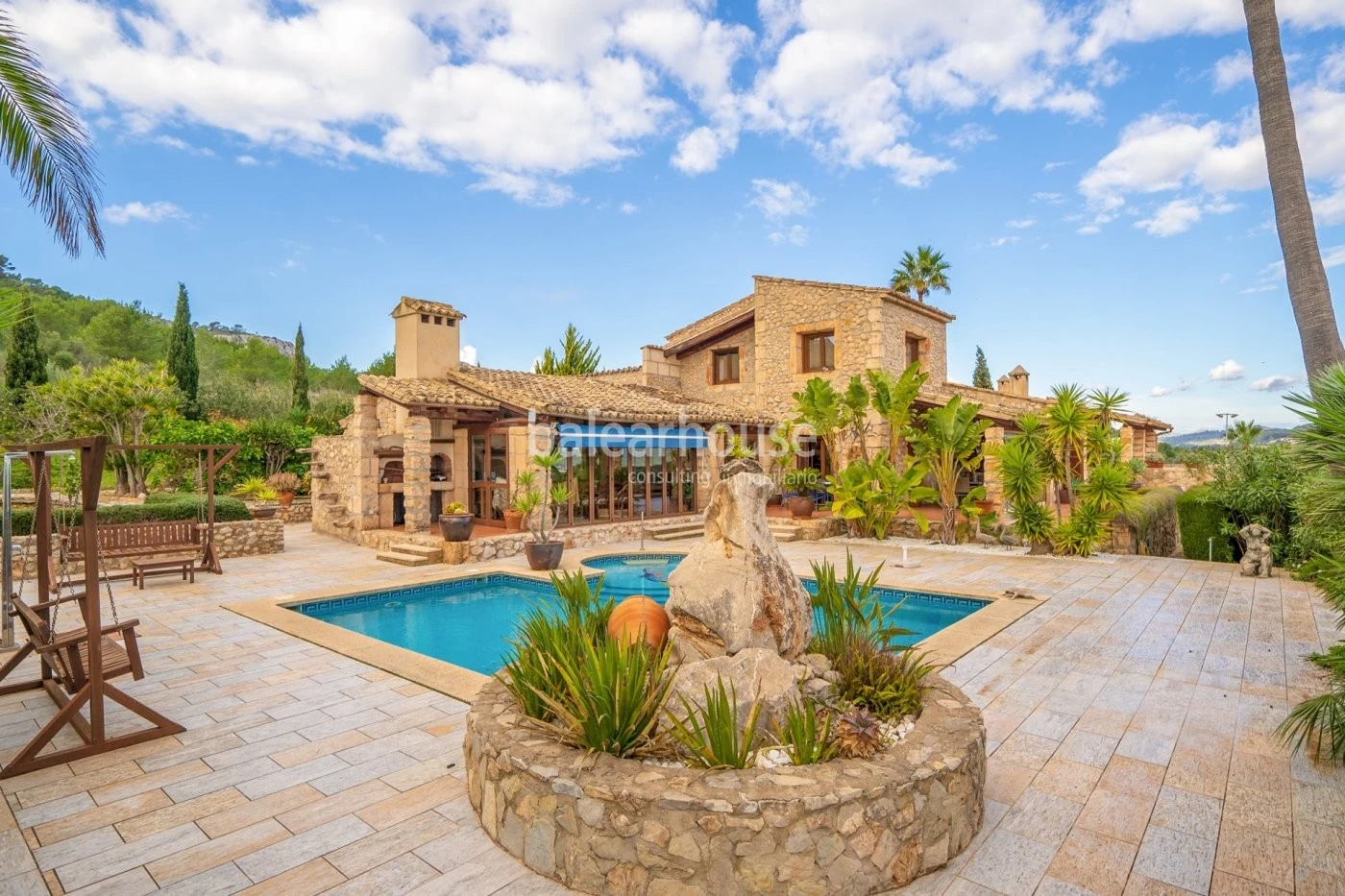 EXCLUSIVA. Preciosa finca en Son Servera con vistas al mar rodeada de terrazas, jardín, piscina y gran terreno