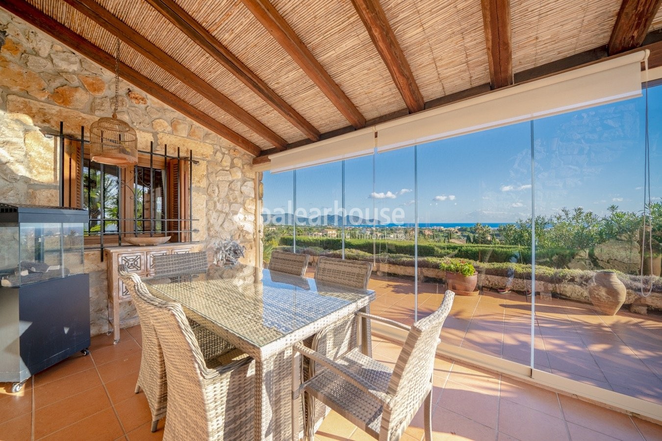 EXCLUSIVA. Preciosa finca en Son Servera con vistas al mar rodeada de terrazas, jardín, piscina y gran terreno