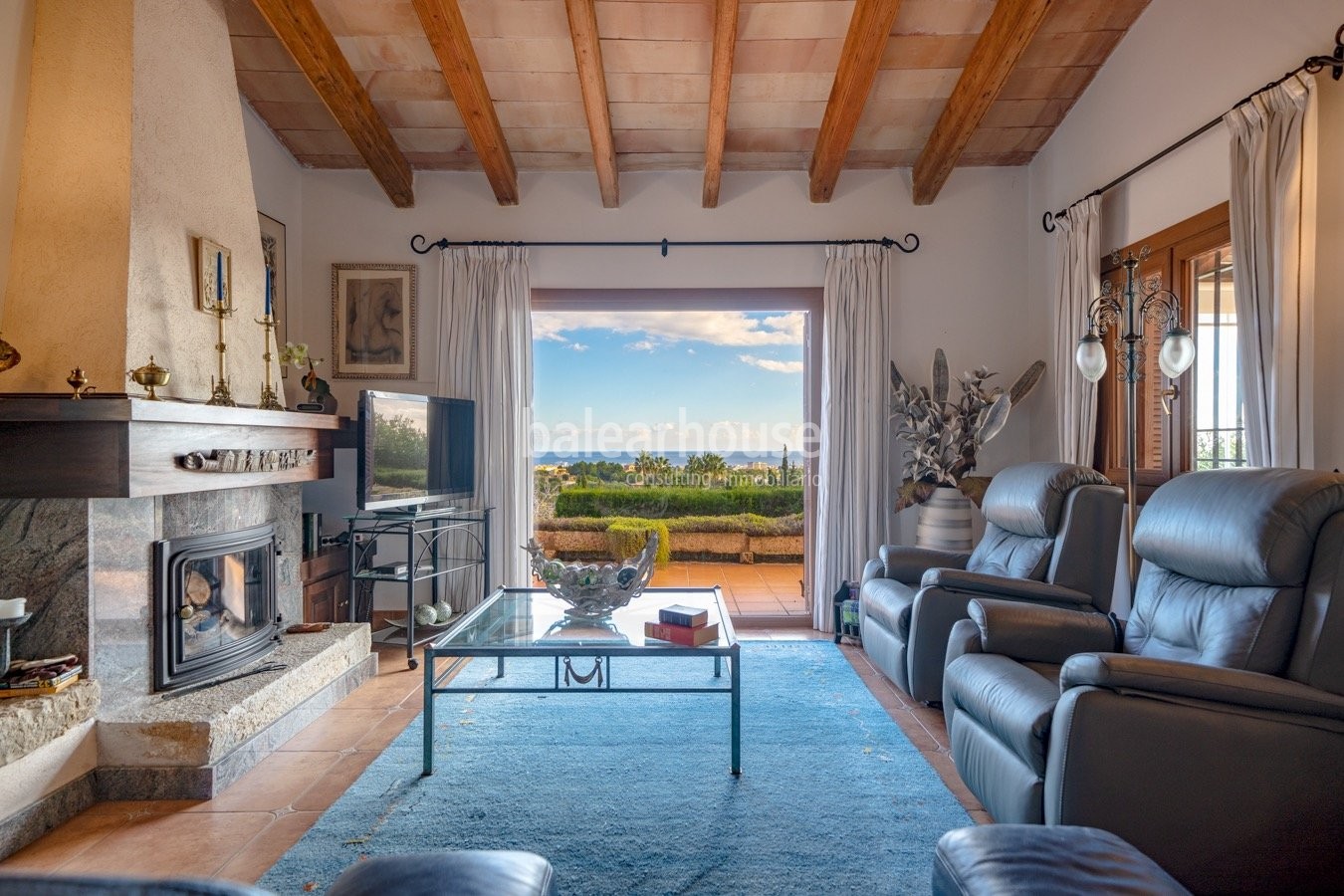 EXCLUSIVA. Preciosa finca en Son Servera con vistas al mar rodeada de terrazas, jardín, piscina y gran terreno